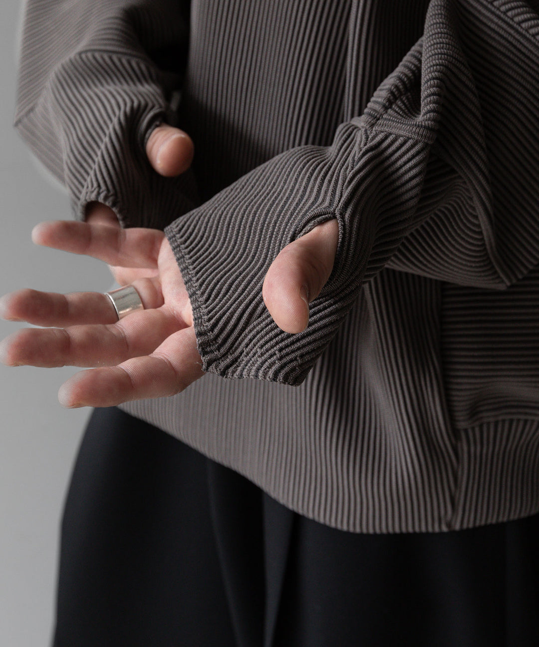 【stein】ssstein シュタインのGRADATION PLEATS COMBINATION SLEEVES LS - D.GREIGE 公式通販サイトsession福岡セレクトショップ