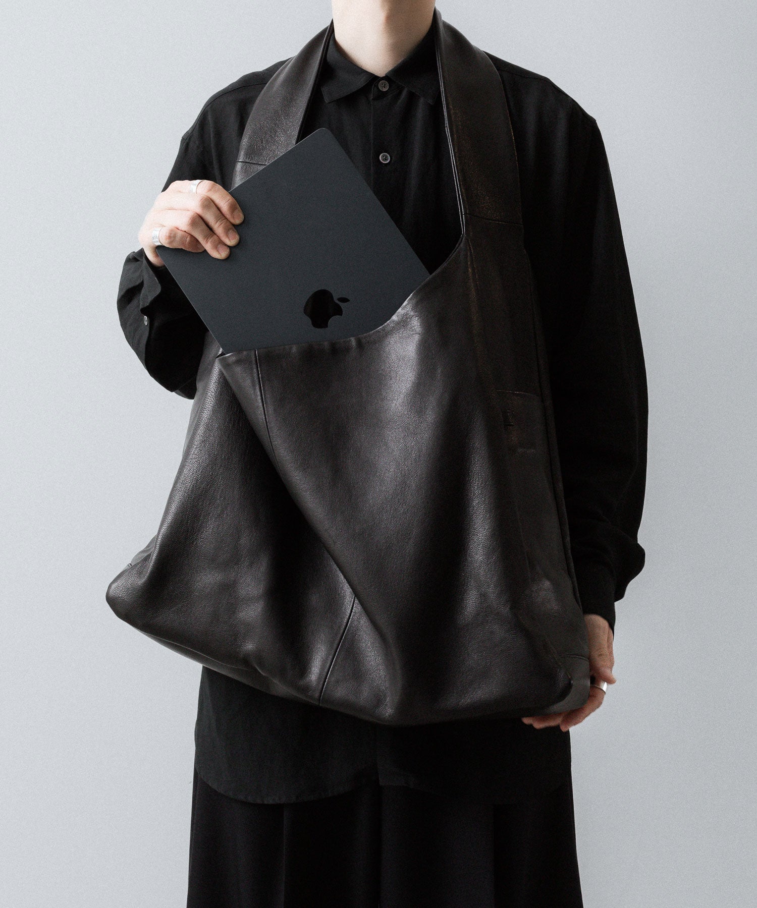 ssstein / シュタイン】GOAT LEATHER SHOULDER BAG - BLACK | 公式通販