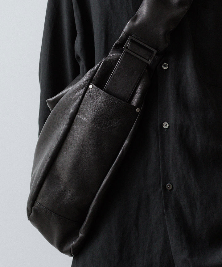 ssstein(シュタイン)のGOAT LEATHER SHIRRING HANDLE SHOULDER BAG - BLACKの公式通販サイトsession福岡セレクトショップ