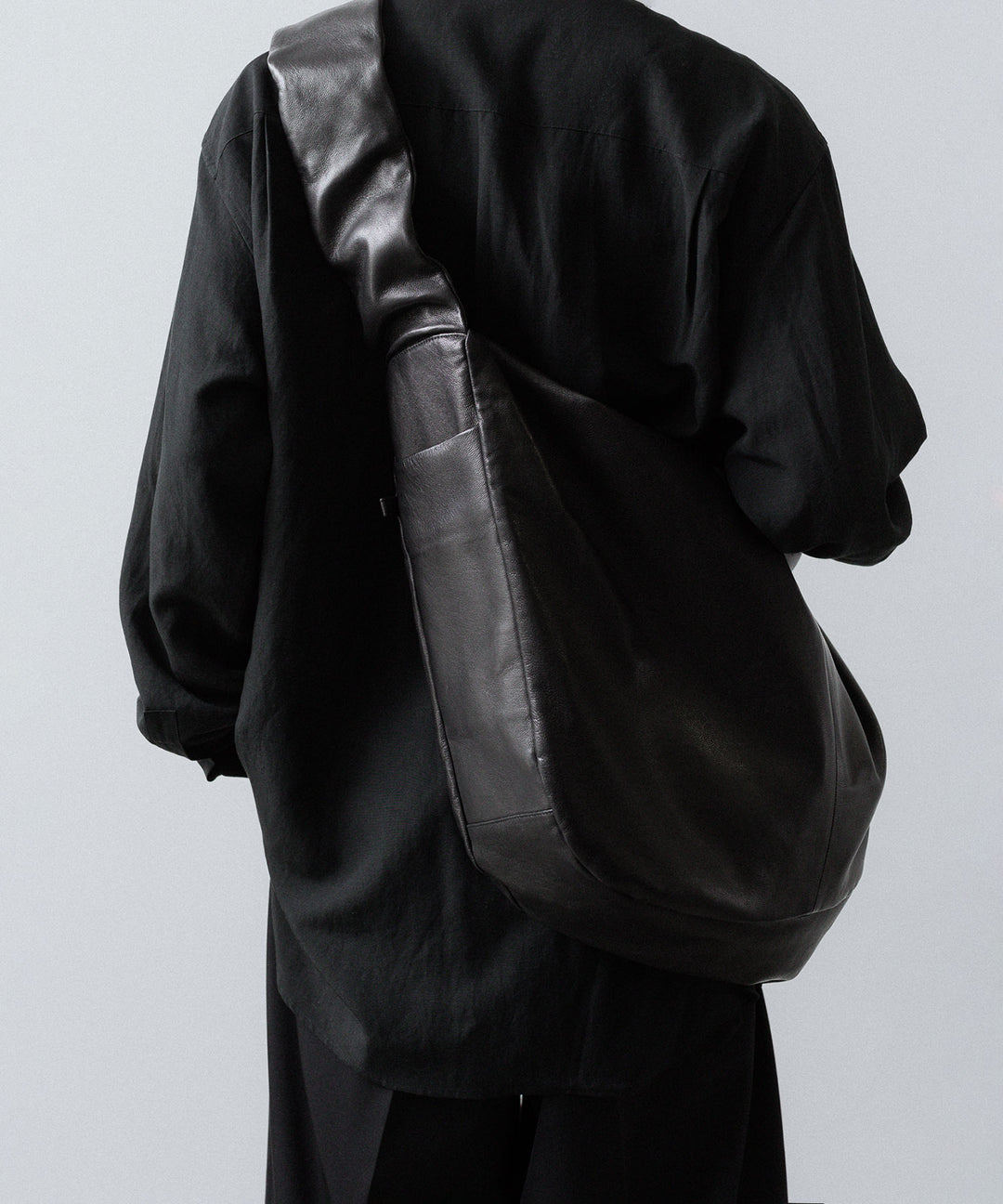 ssstein(シュタイン)のGOAT LEATHER SHIRRING HANDLE SHOULDER BAG - BLACKの公式通販サイトsession福岡セレクトショップ