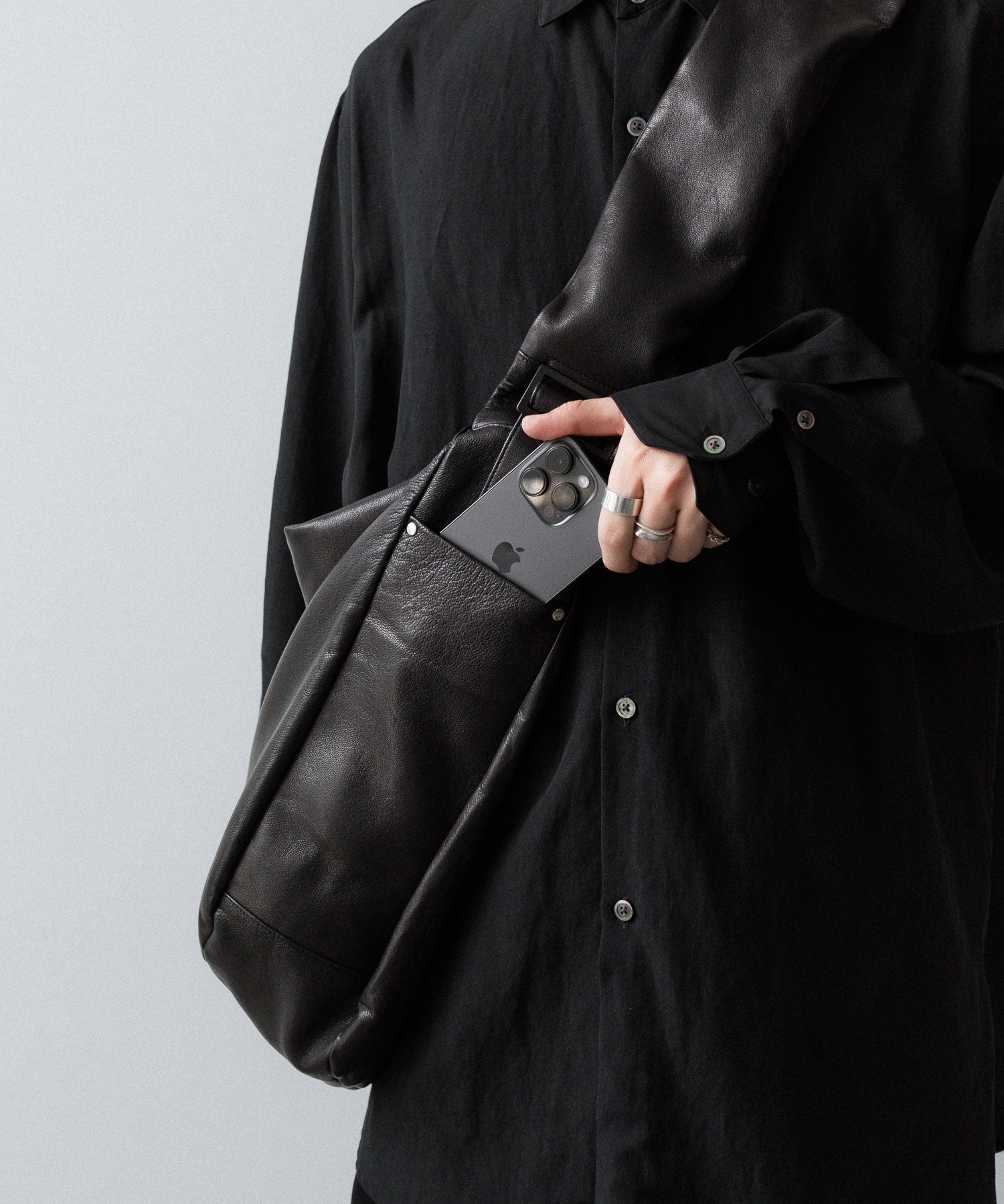 ssstein / シュタイン】GOAT LEATHER SHIRRING HANDLE SHOULDER BAG