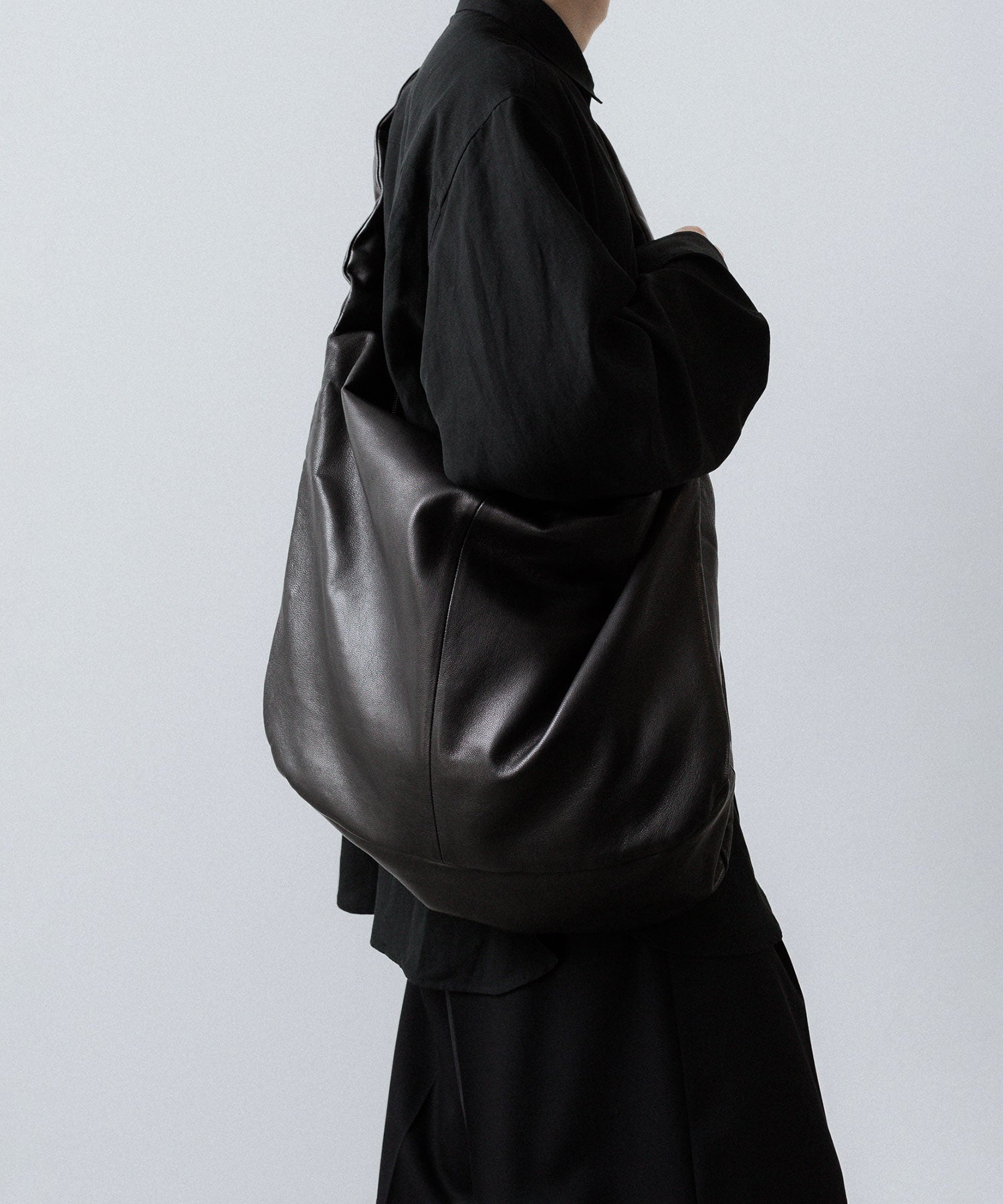 ssstein / シュタイン】GOAT LEATHER SHIRRING HANDLE SHOULDER BAG