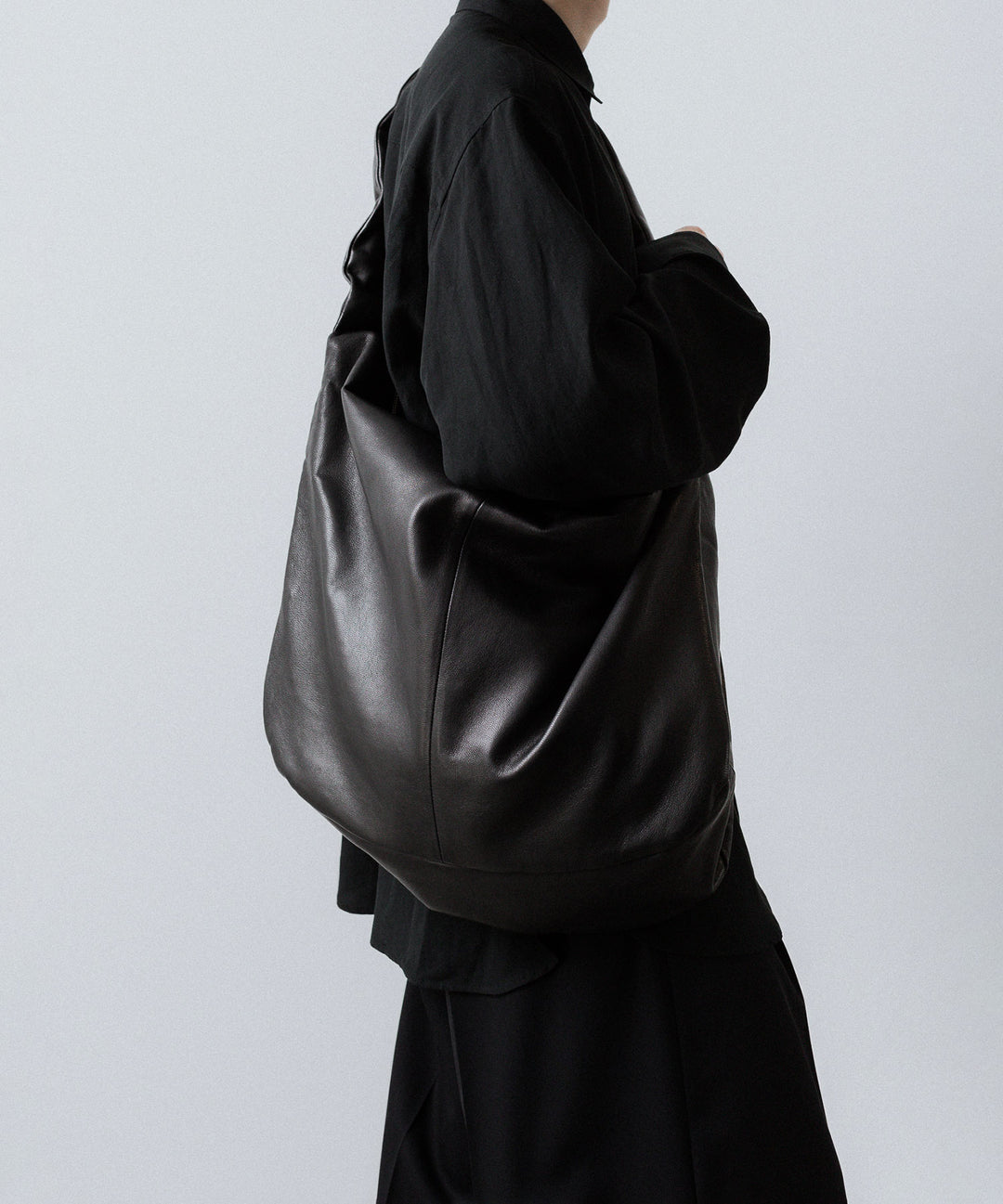 ssstein(シュタイン)のGOAT LEATHER SHIRRING HANDLE SHOULDER BAG - BLACKの公式通販サイトsession福岡セレクトショップ