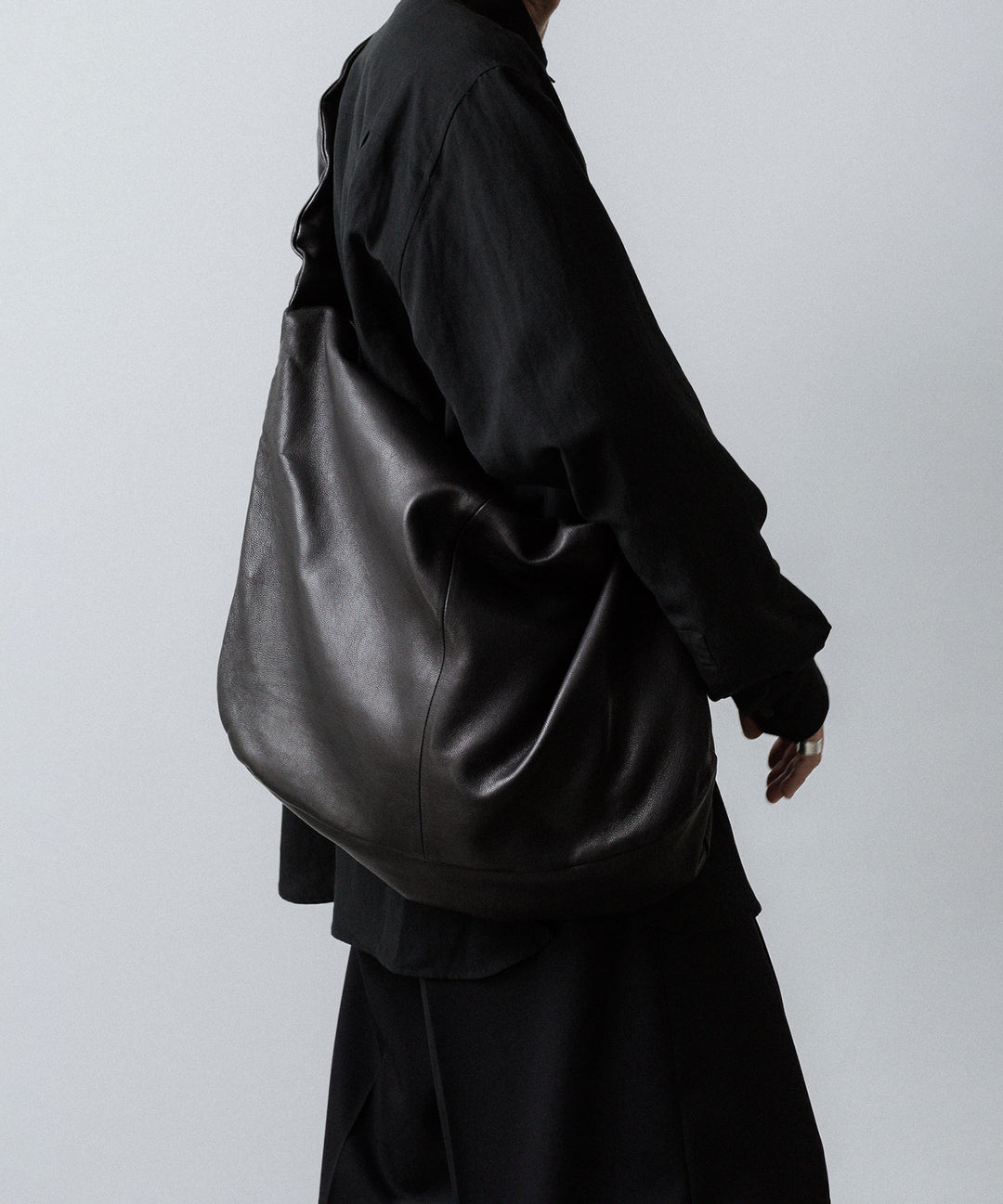 ssstein(シュタイン)のGOAT LEATHER SHIRRING HANDLE SHOULDER BAG - BLACKの公式通販サイトsession福岡セレクトショップ