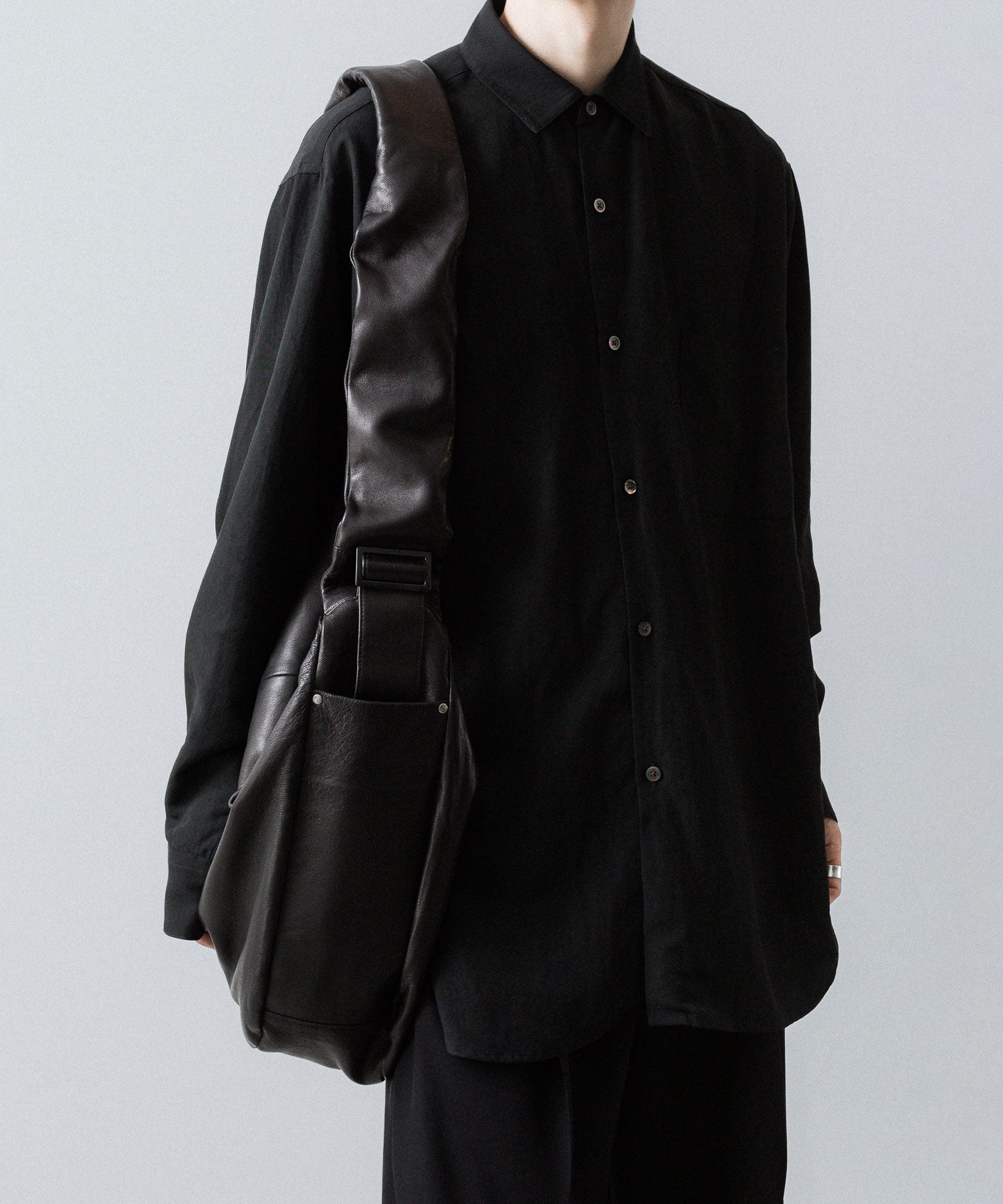 ssstein / シュタイン】GOAT LEATHER SHIRRING HANDLE SHOULDER BAG