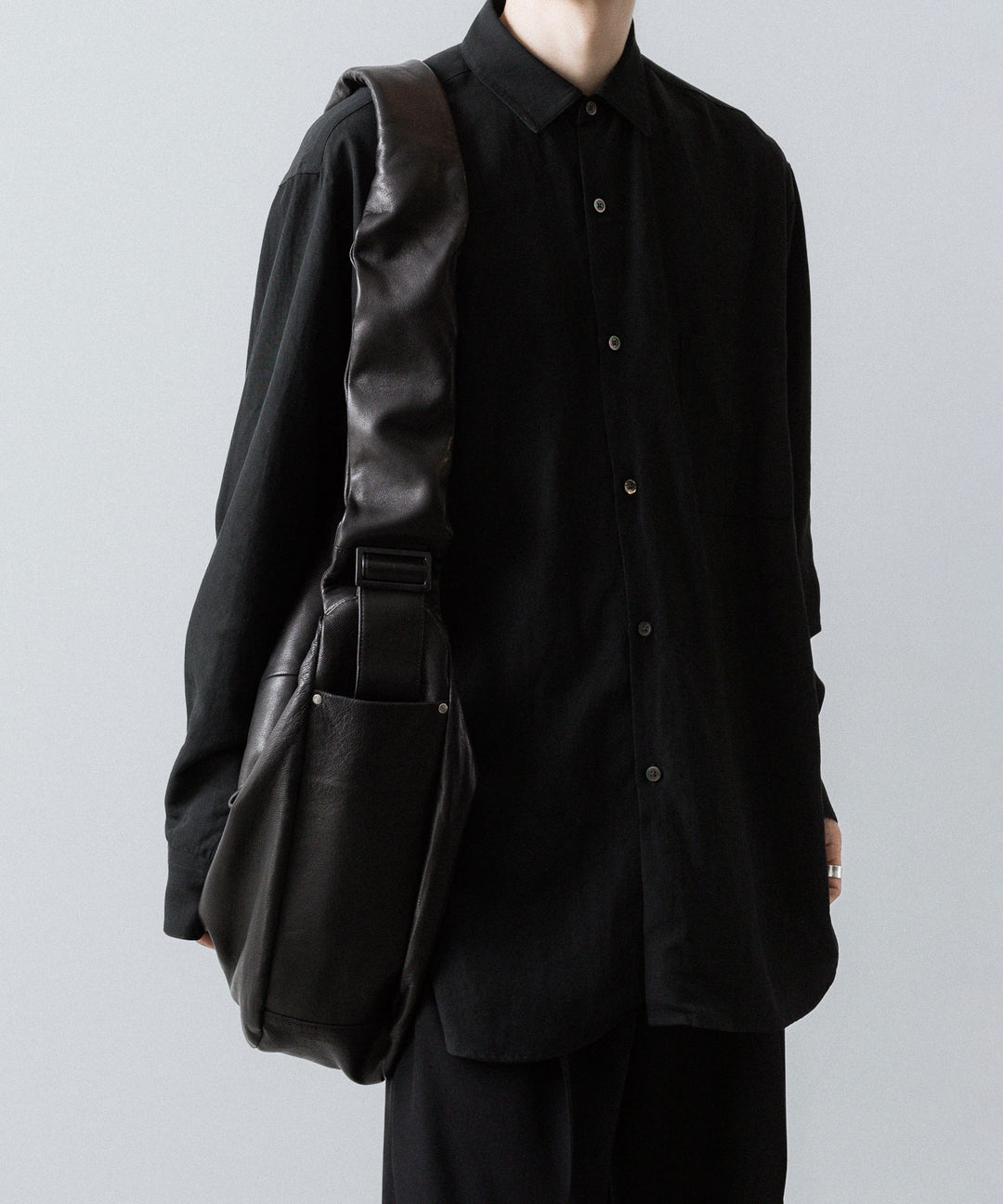 ssstein(シュタイン)のGOAT LEATHER SHIRRING HANDLE SHOULDER BAG - BLACKの公式通販サイトsession福岡セレクトショップ