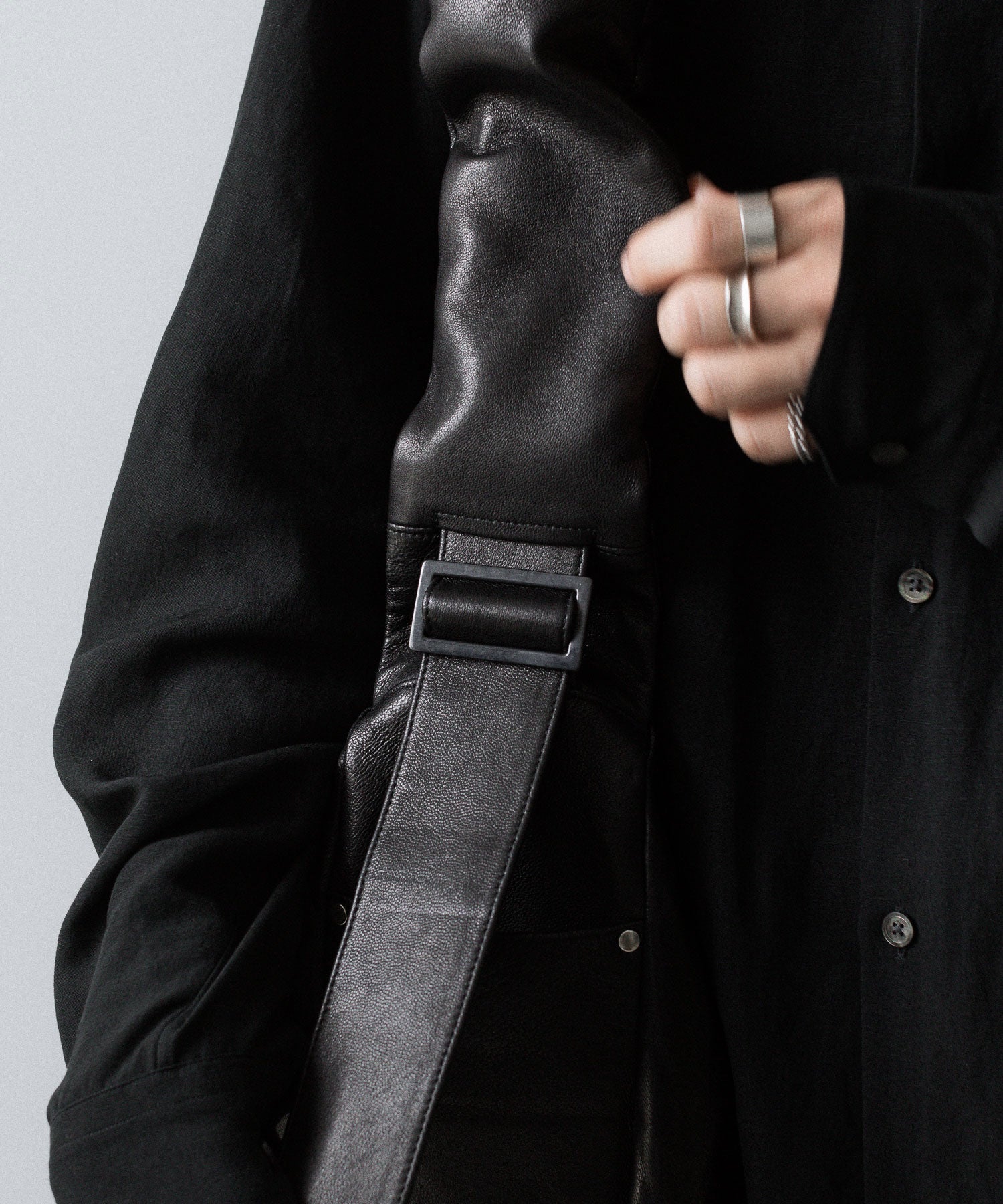 ssstein / シュタイン】GOAT LEATHER SHIRRING HANDLE SHOULDER BAG