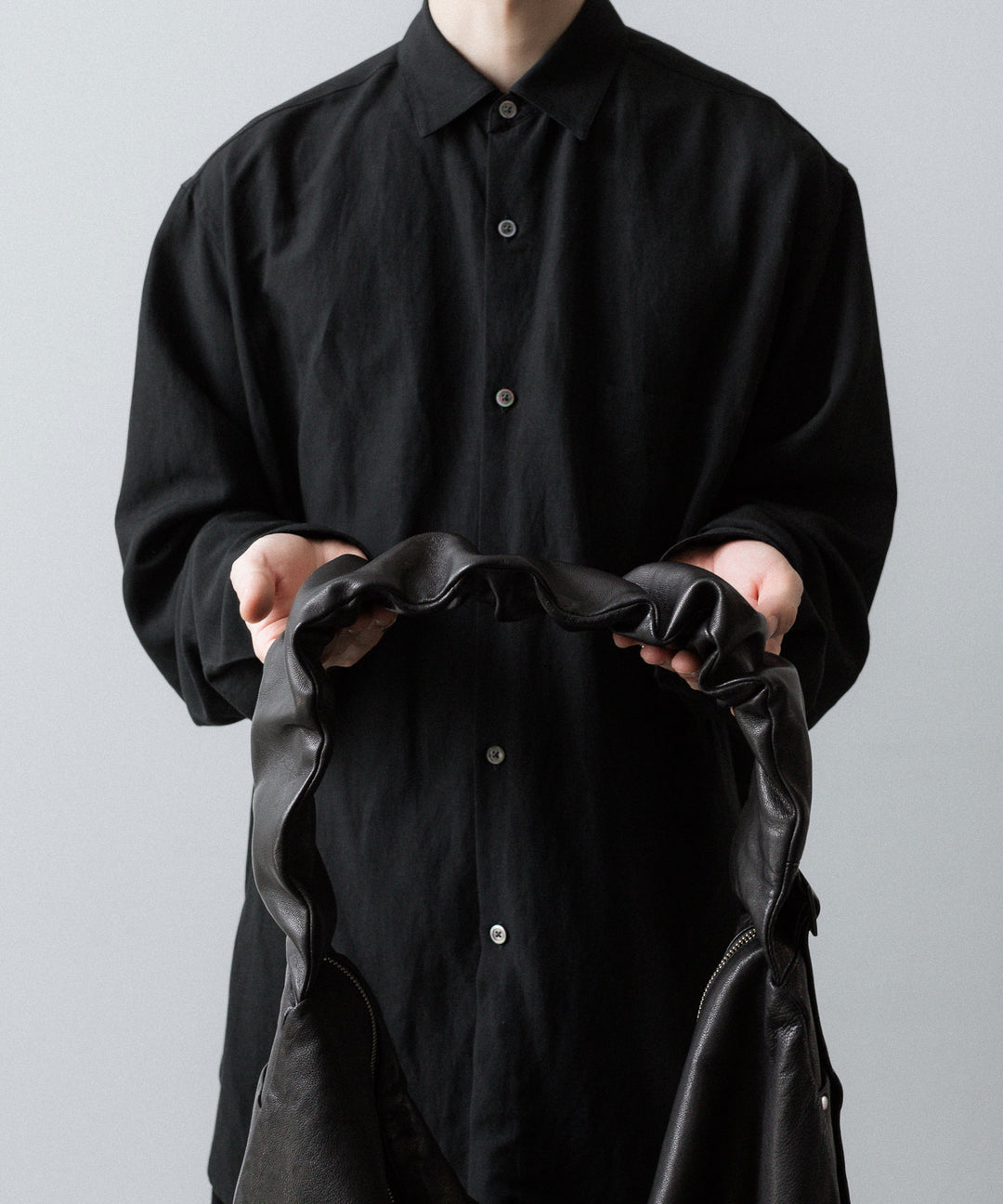 ssstein(シュタイン)のGOAT LEATHER SHIRRING HANDLE SHOULDER BAG - BLACKの公式通販サイトsession福岡セレクトショップ