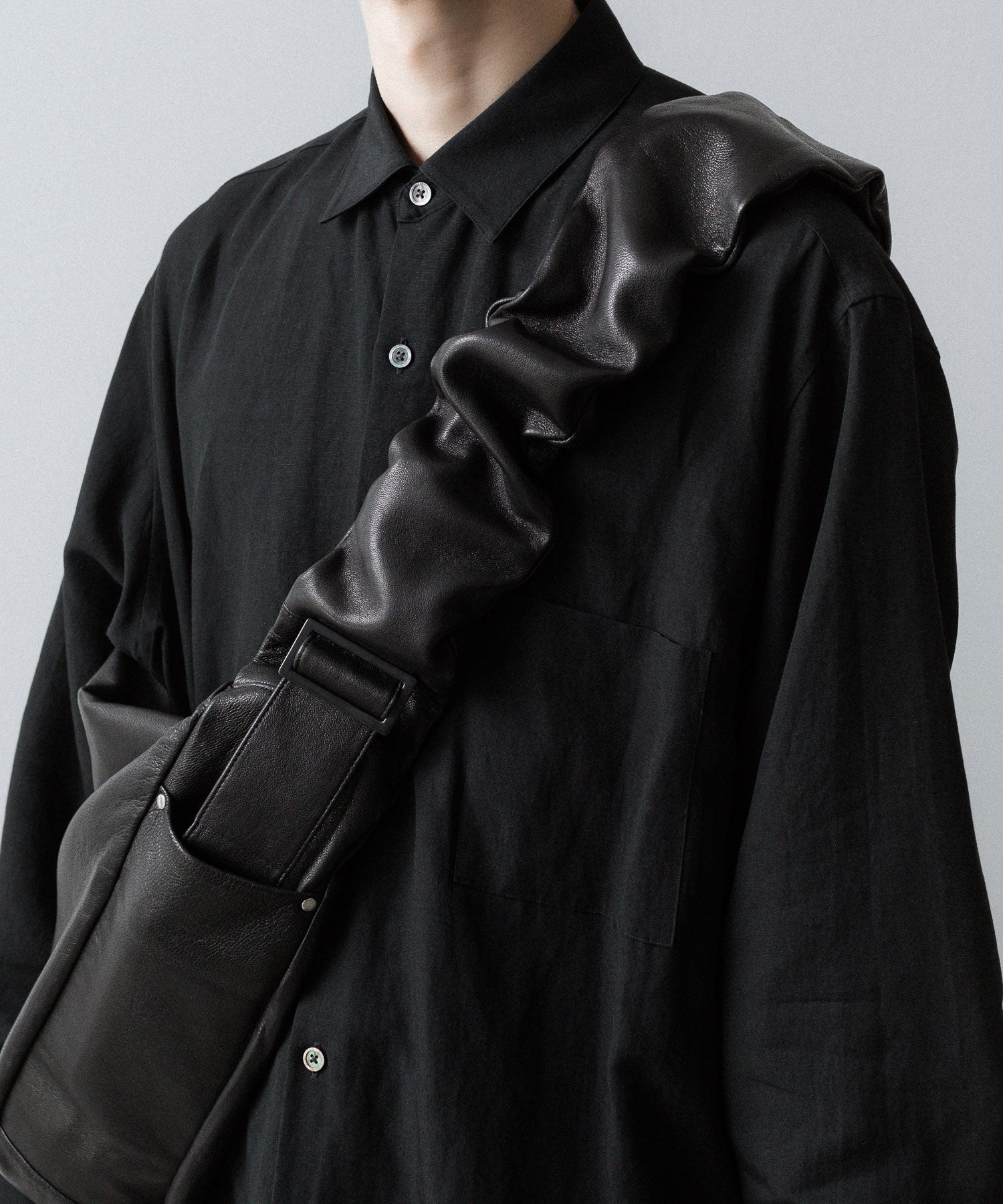 ssstein / シュタイン】GOAT LEATHER SHIRRING HANDLE SHOULDER BAG