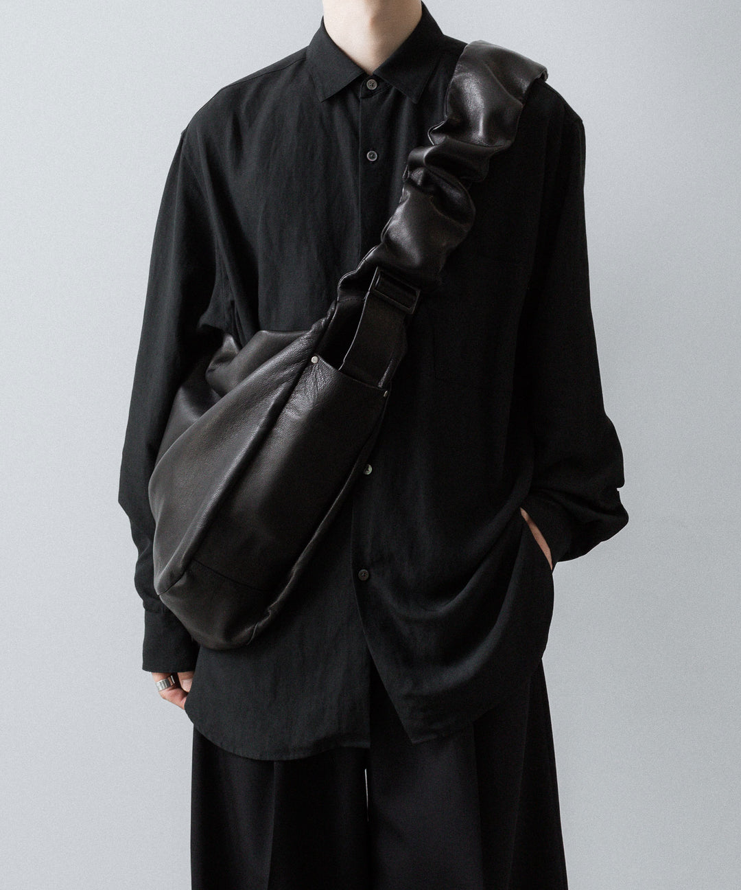 ssstein(シュタイン)のGOAT LEATHER SHIRRING HANDLE SHOULDER BAG - BLACKの公式通販サイトsession福岡セレクトショップsession福岡セレクトショップ