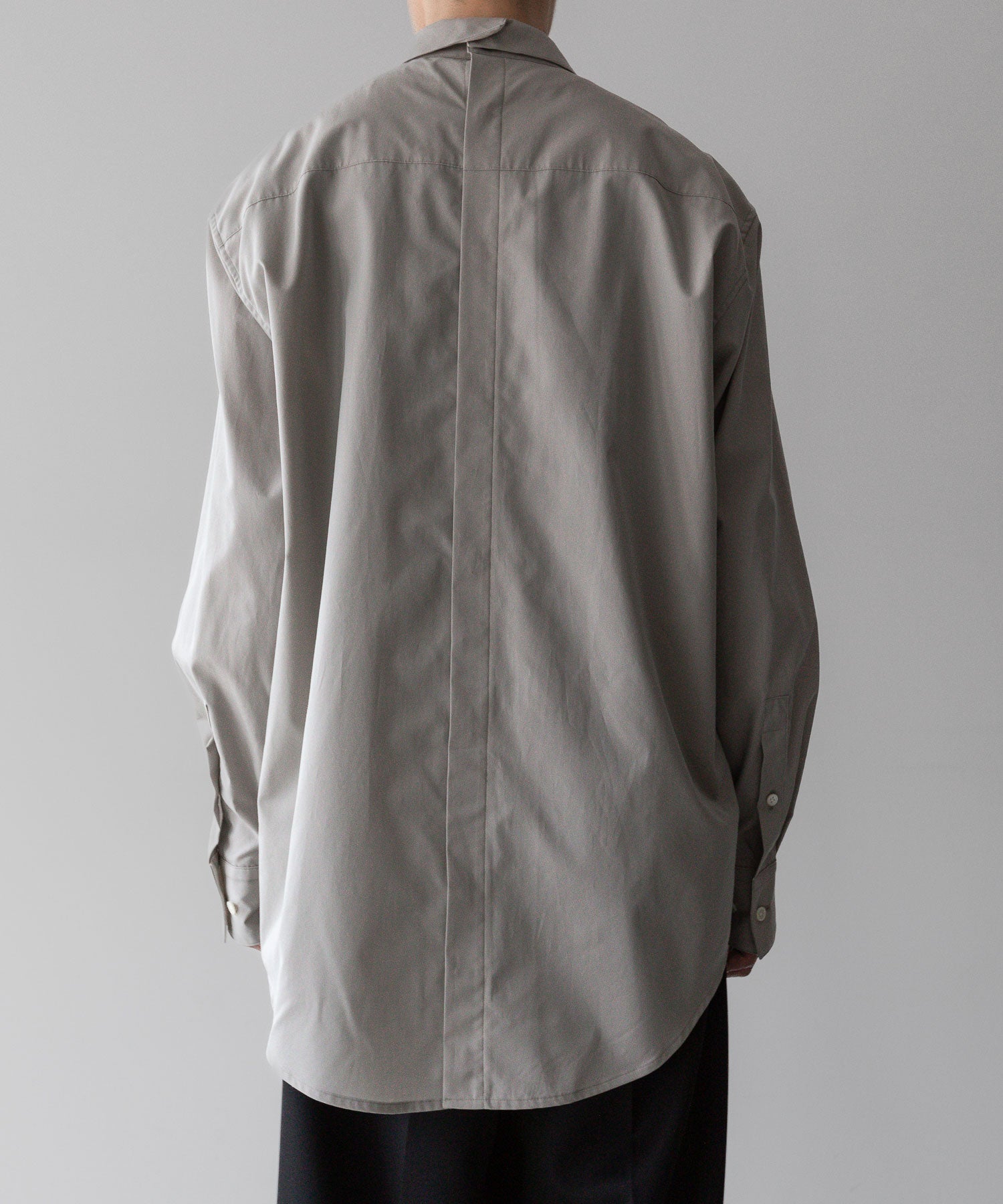 Back Button Ed 【stein / シュタイン】OVERSIZED BACK BUTTONED SHIRT - GREIGE | 公式通販サイト session ...