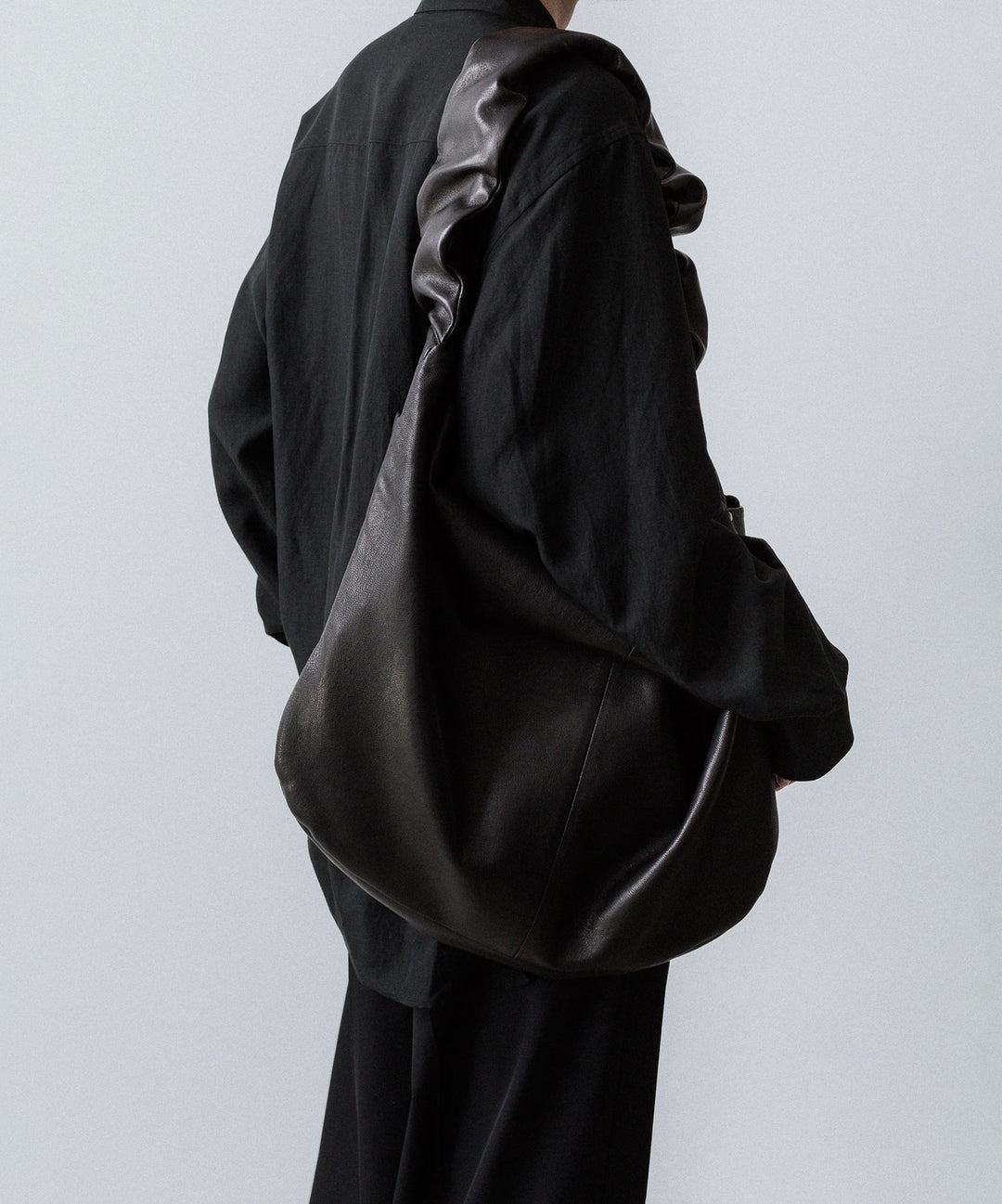 ssstein(シュタイン)のGOAT LEATHER SHIRRING HANDLE SHOULDER BAG - BLACKの公式通販サイトsession福岡セレクトショップ
