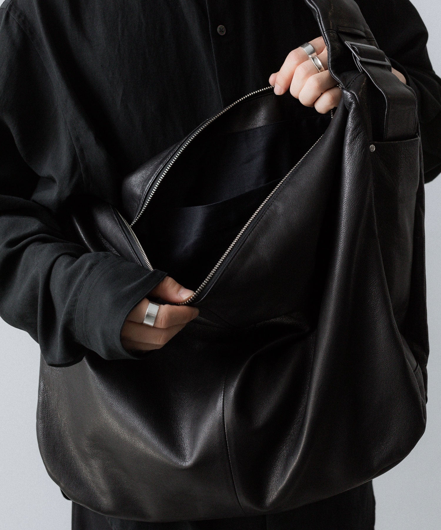 ssstein / シュタイン】GOAT LEATHER SHIRRING HANDLE SHOULDER BAG
