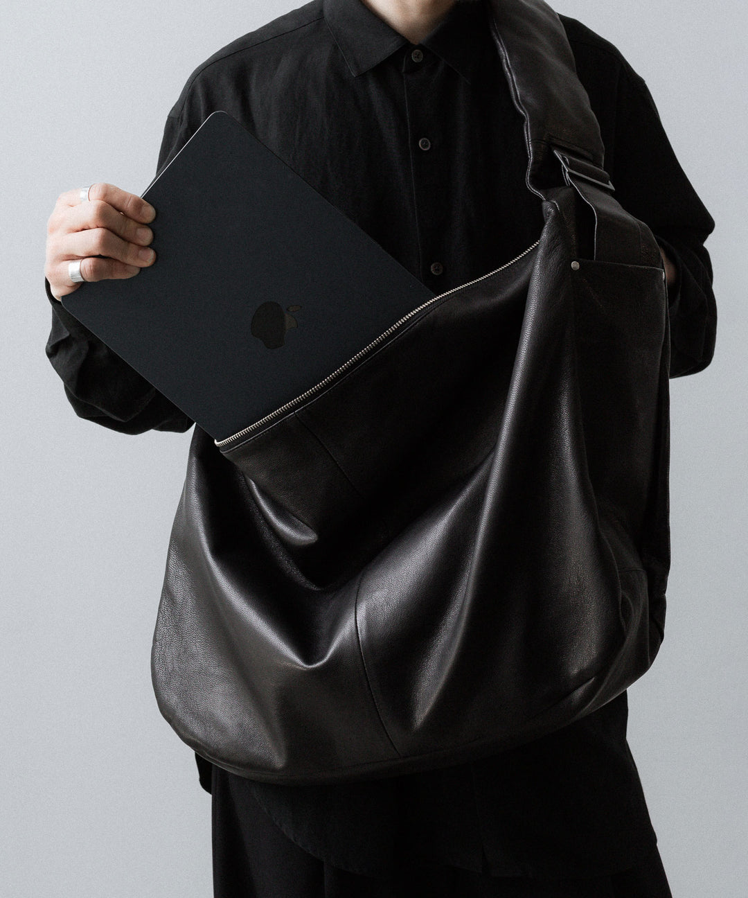 ssstein(シュタイン)のGOAT LEATHER SHIRRING HANDLE SHOULDER BAG - BLACKの公式通販サイトsession福岡セレクトショップ