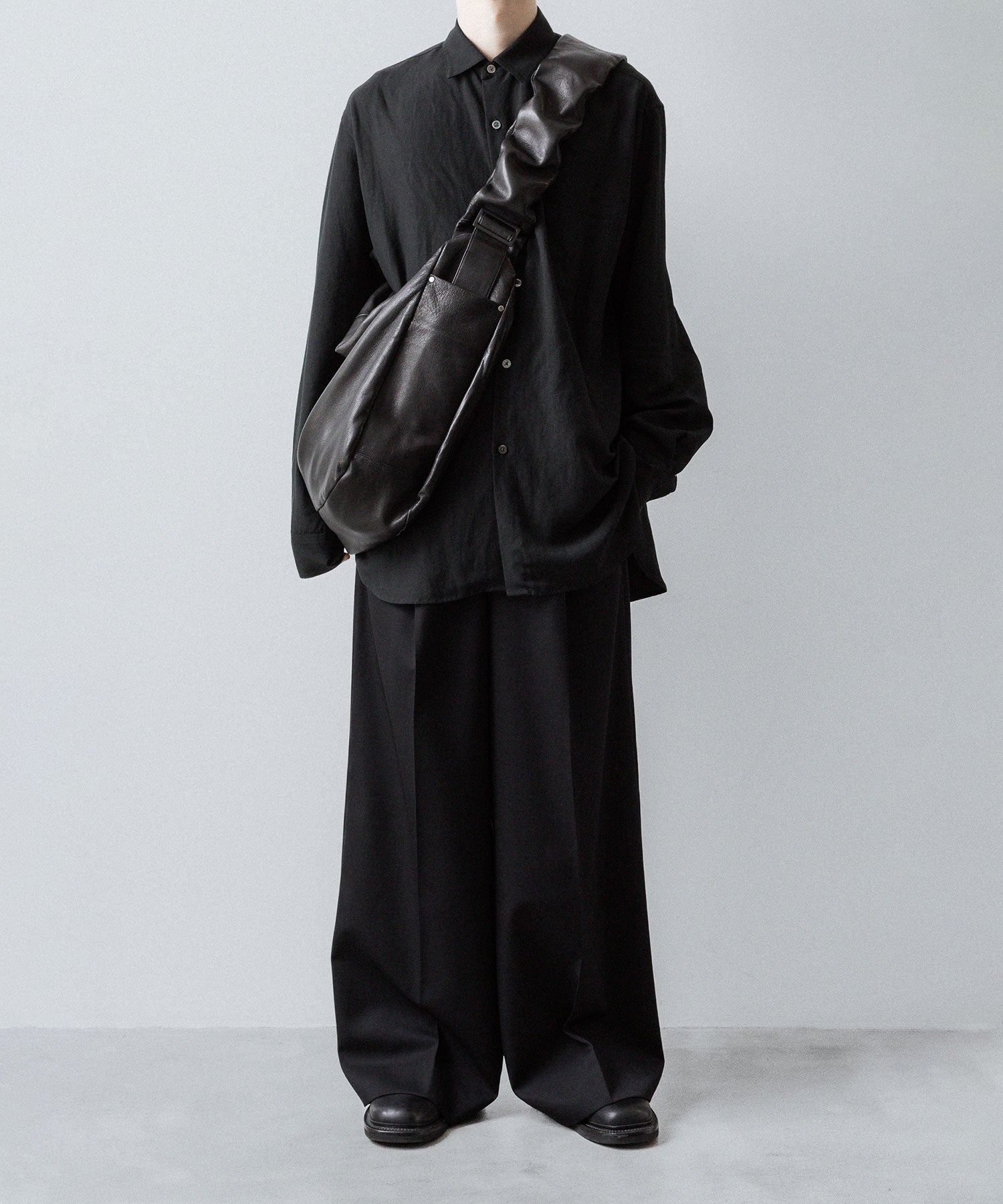 ssstein / シュタイン】GOAT LEATHER SHIRRING HANDLE SHOULDER BAG