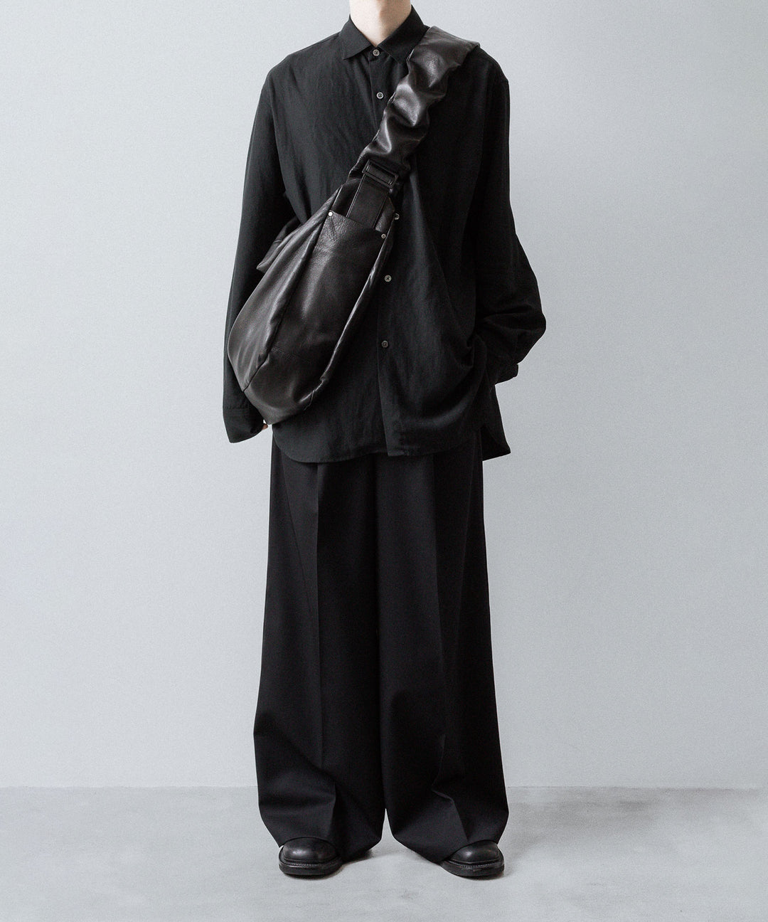ssstein(シュタイン)のGOAT LEATHER SHIRRING HANDLE SHOULDER BAG - BLACKの公式通販サイトsession福岡セレクトショップ