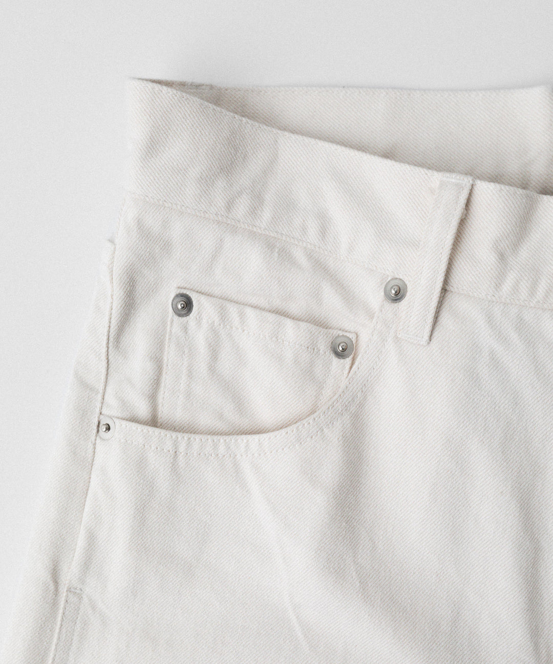 【ANTHEM A】TWIST LINE STRAIGHT JEANS - ECRU