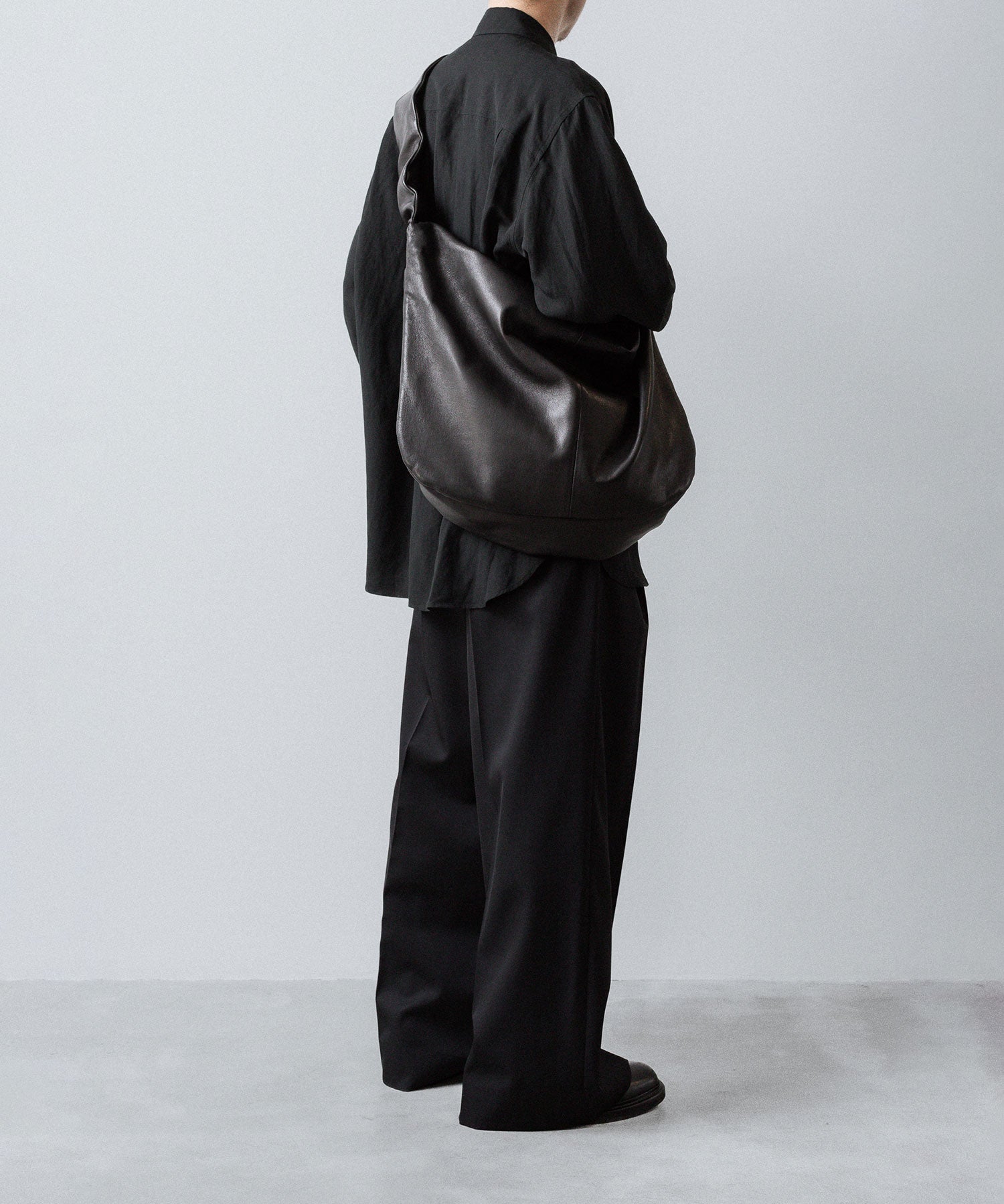 ssstein / シュタイン】GOAT LEATHER SHIRRING HANDLE SHOULDER BAG