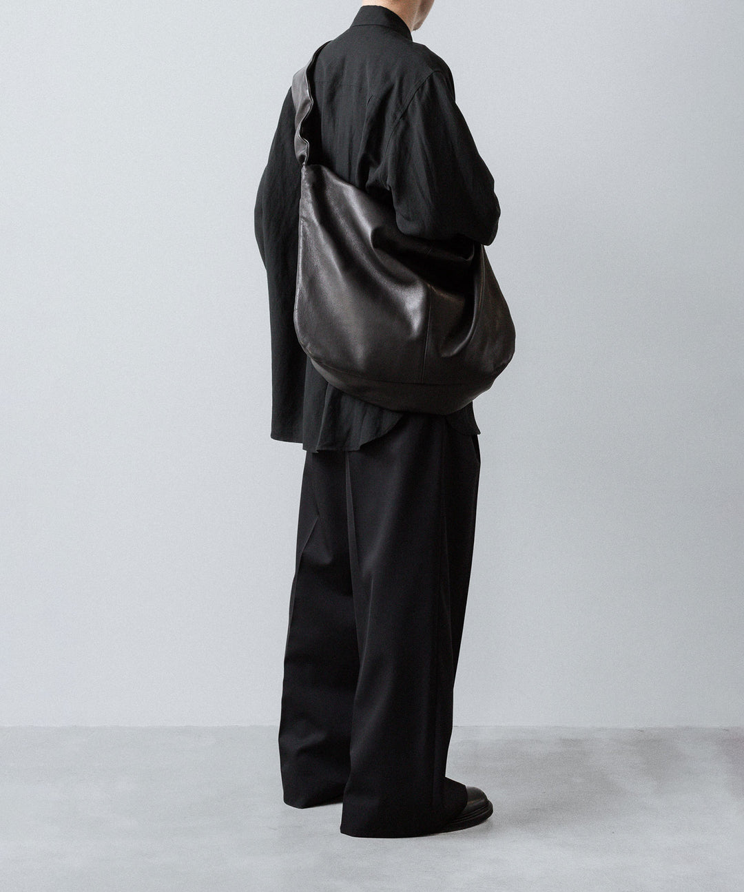 ssstein(シュタイン)のGOAT LEATHER SHIRRING HANDLE SHOULDER BAG - BLACKの公式通販サイトsession福岡セレクトショップ