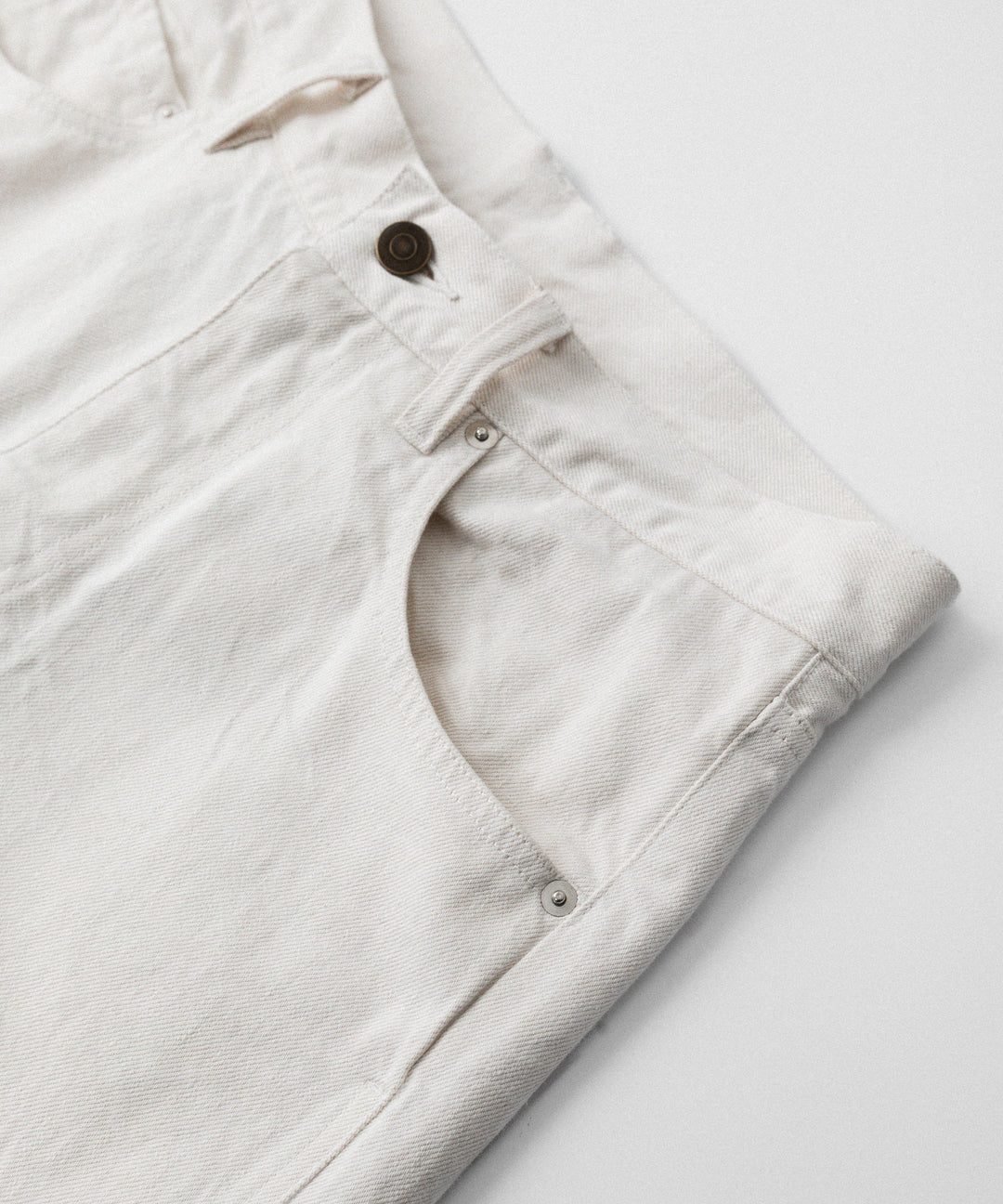【ANTHEM A】TWIST LINE STRAIGHT JEANS - ECRU
