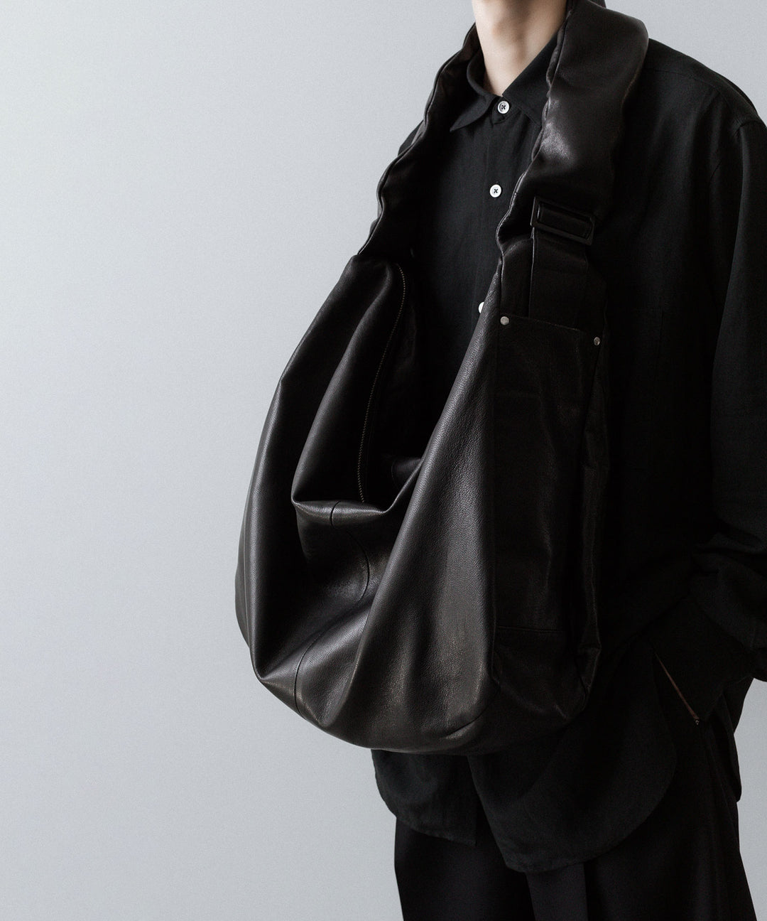 ssstein(シュタイン)のGOAT LEATHER SHIRRING HANDLE SHOULDER BAG - BLACKの公式通販サイトsession福岡セレクトショップ