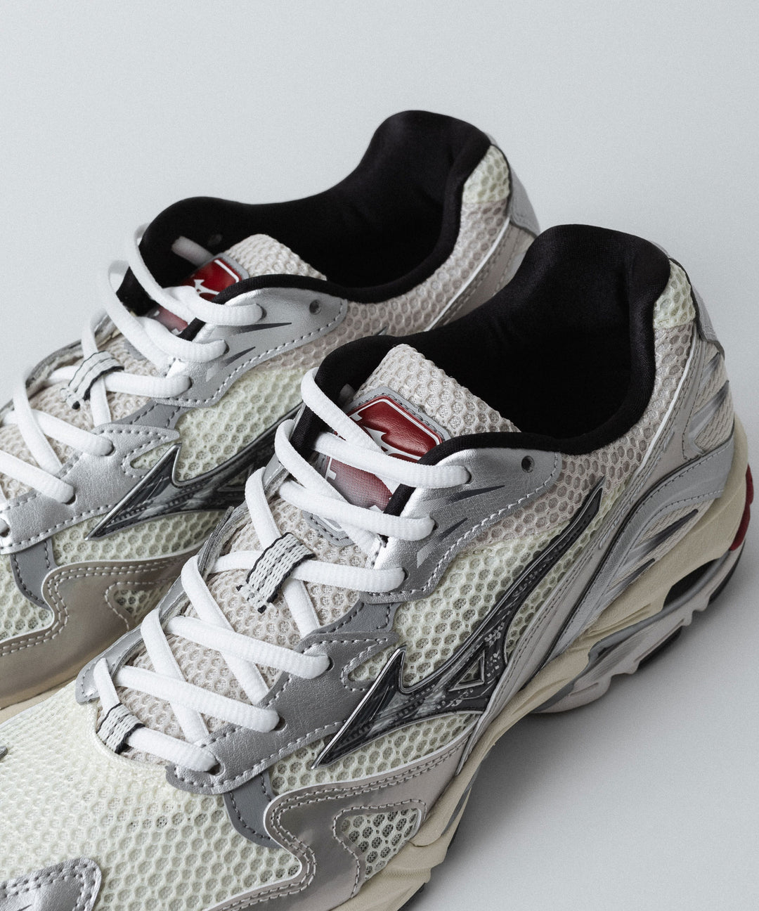 【MIZUNO】WAVE RIDER 10 - OFF WHITE×BLACK×RED