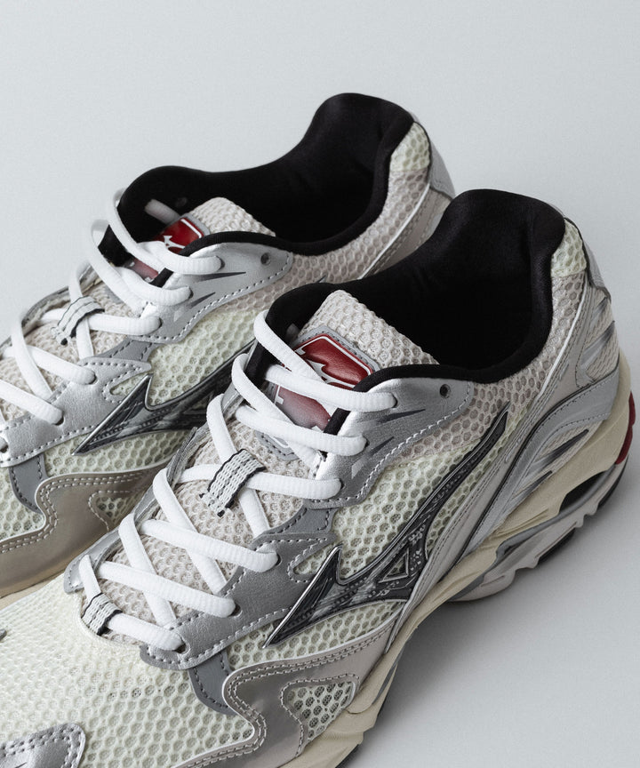 【MIZUNO】WAVE RIDER 10 - OFF WHITE×BLACK×RED