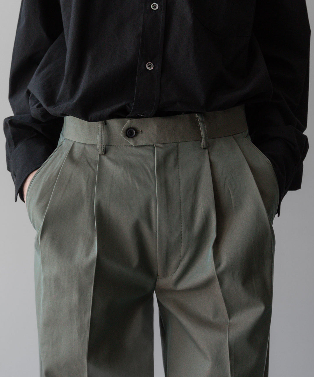 【INTÉRIM】GIZA GABARDINE 2-TUCK STRAIGHT SLACKS - OLIVE