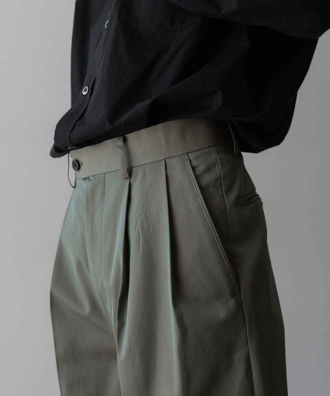 【INTÉRIM】GIZA GABARDINE 2-TUCK STRAIGHT SLACKS - OLIVE