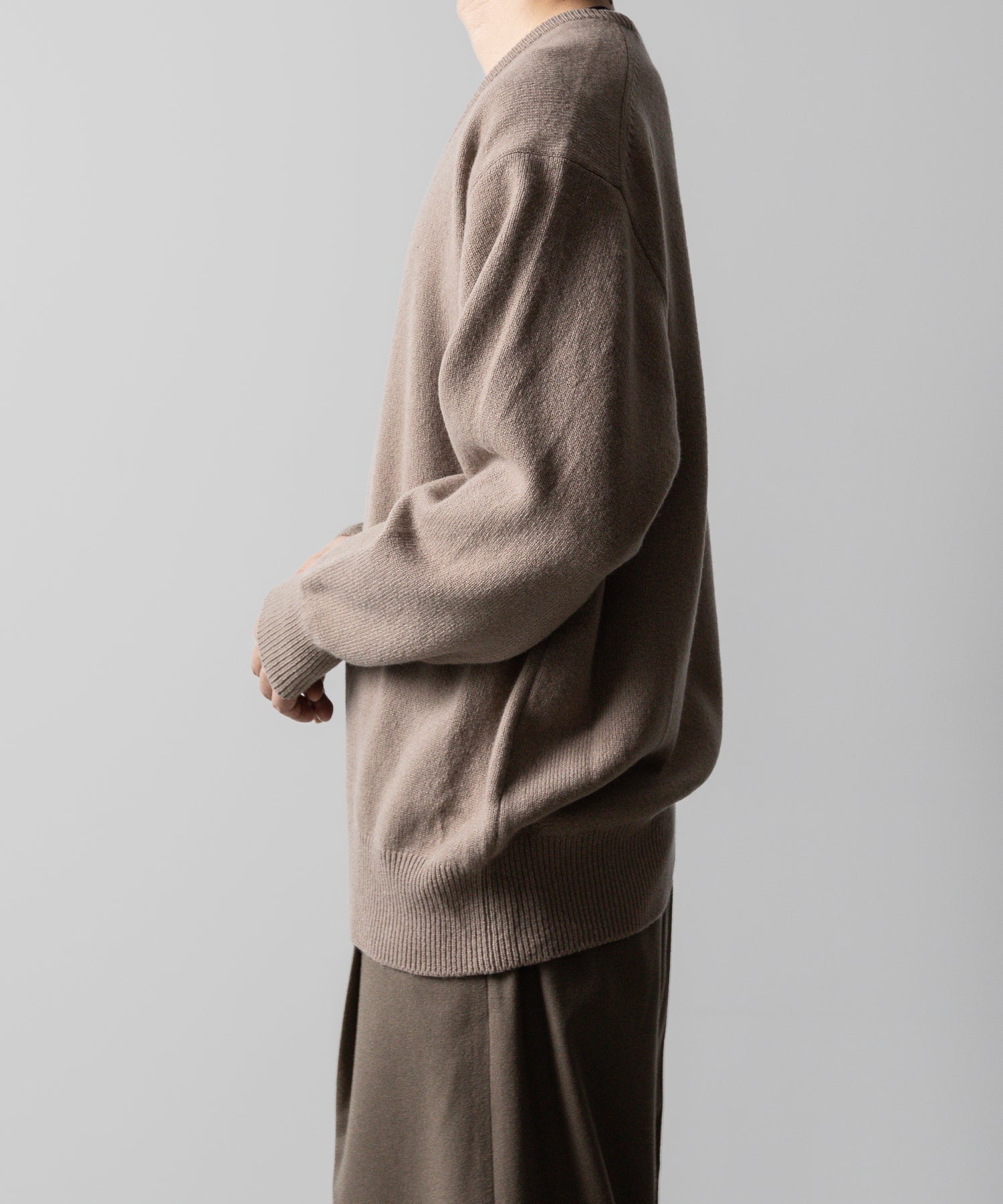 ssstein(シュタイン)の24AWコレクション EXTRA FINE WOOL KNIT DEEP V NECK LS - BEIGE 公式通販サイトsession福岡セレクトショップ