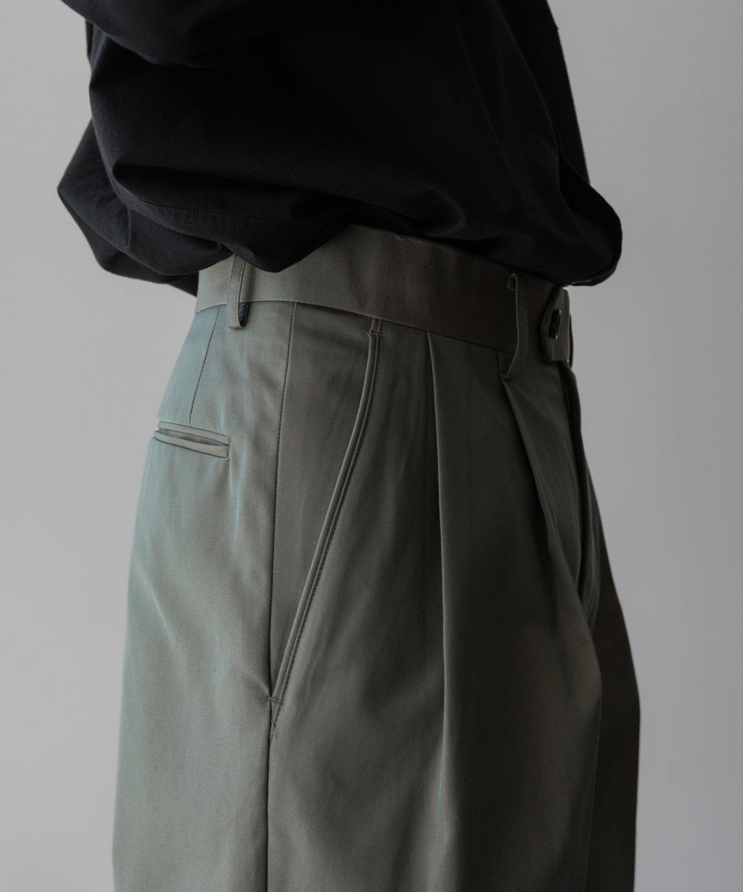 【INTÉRIM】GIZA GABARDINE 2-TUCK STRAIGHT SLACKS - OLIVE