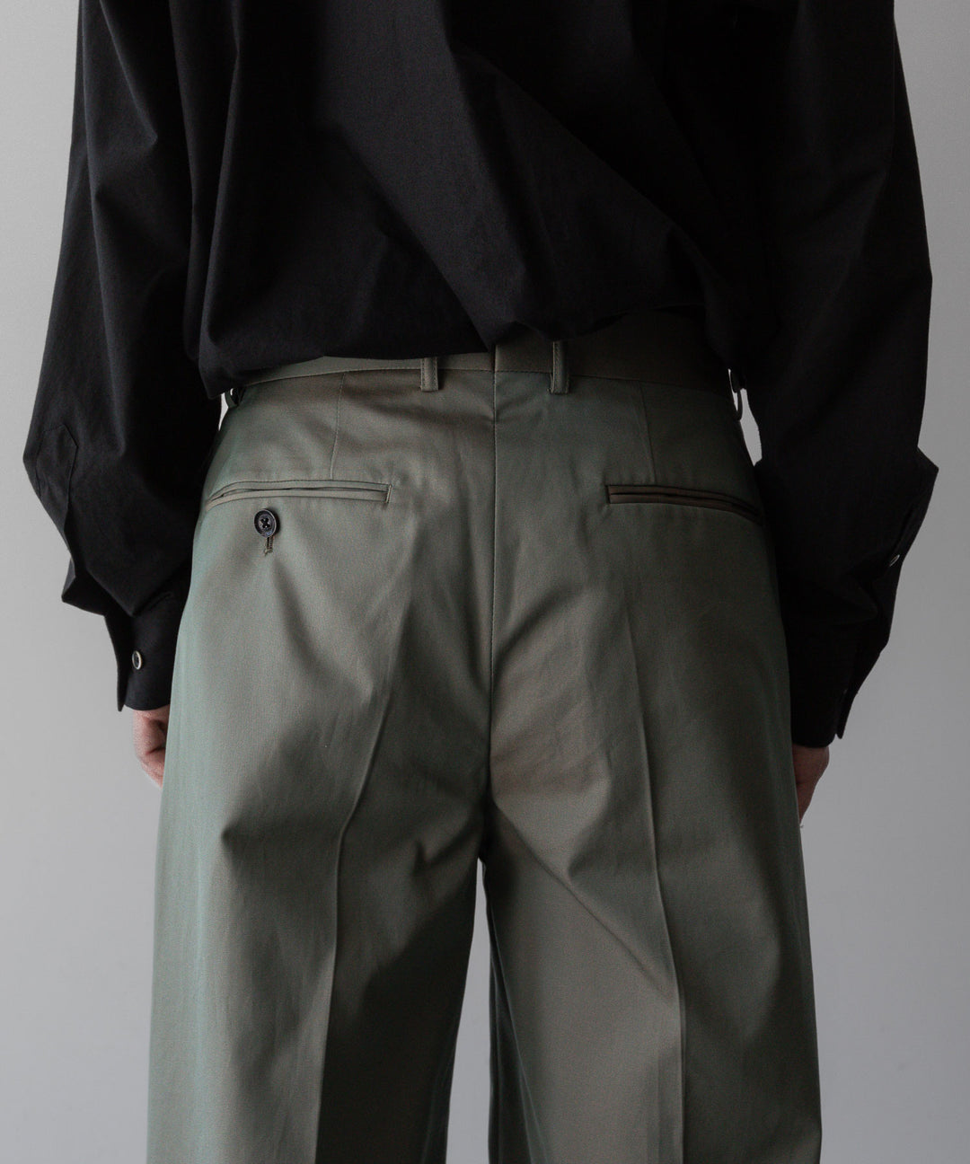 【INTÉRIM】GIZA GABARDINE 2-TUCK STRAIGHT SLACKS - OLIVE