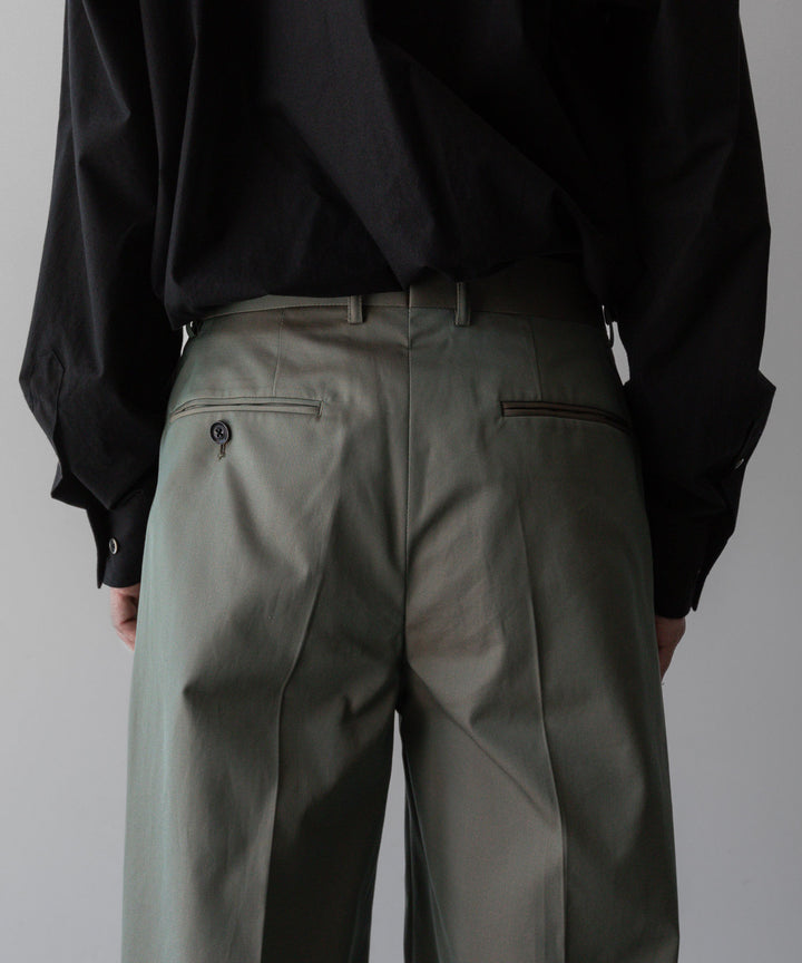 【INTÉRIM】GIZA GABARDINE 2-TUCK STRAIGHT SLACKS - OLIVE