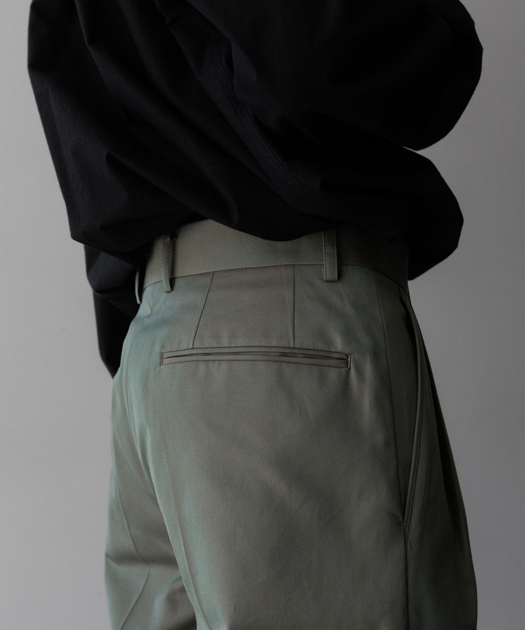 【INTÉRIM】GIZA GABARDINE 2-TUCK STRAIGHT SLACKS - OLIVE