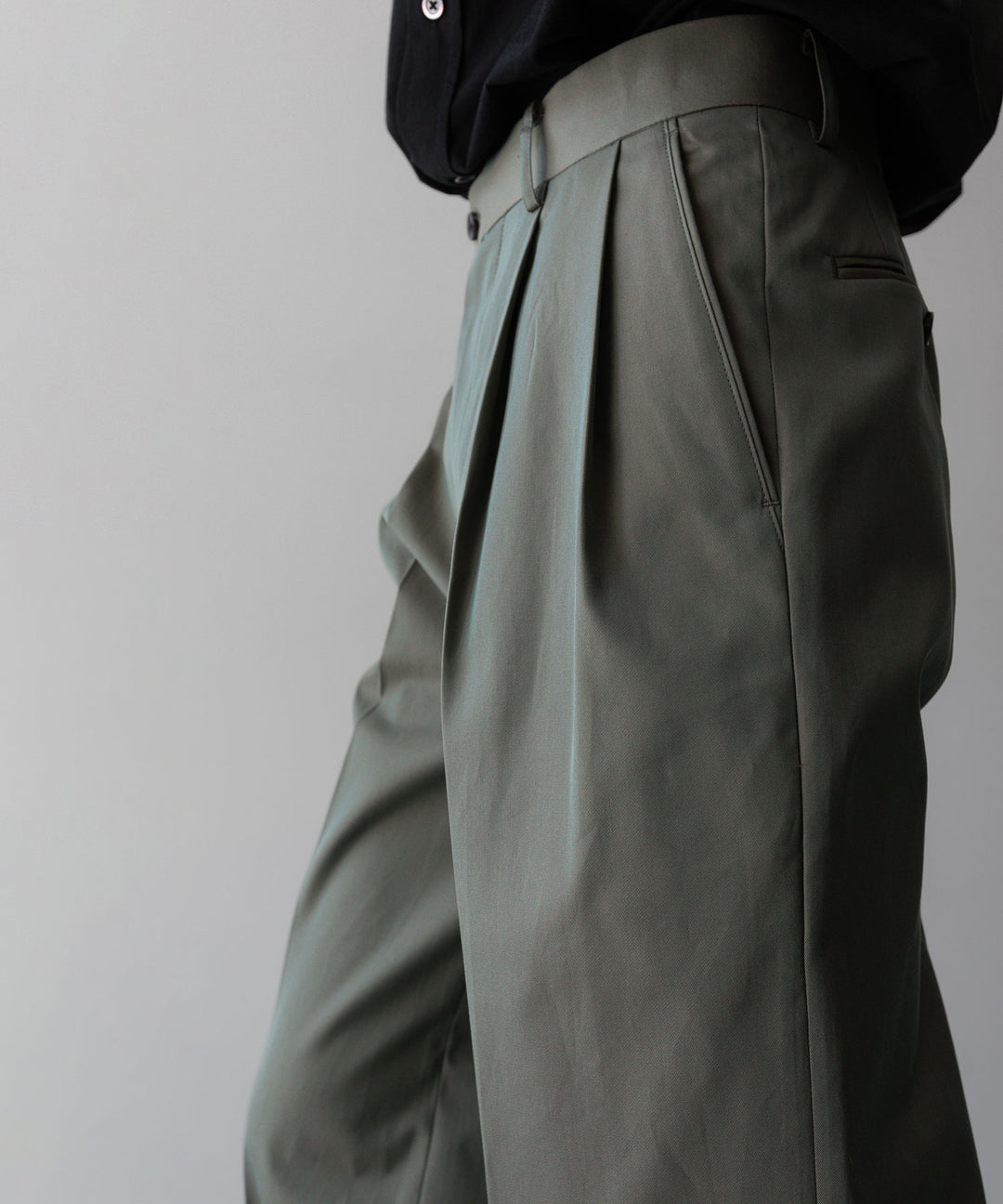 【INTÉRIM】GIZA GABARDINE 2-TUCK STRAIGHT SLACKS - OLIVE
