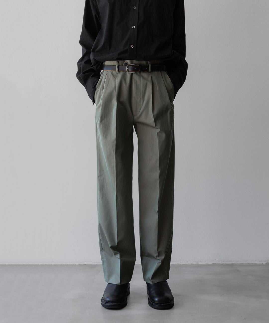 【INTÉRIM】GIZA GABARDINE 2-TUCK STRAIGHT SLACKS - OLIVE