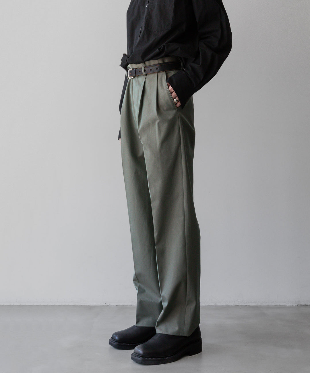 【INTÉRIM】GIZA GABARDINE 2-TUCK STRAIGHT SLACKS - OLIVE