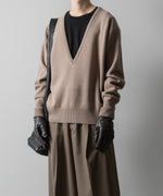 画像をギャラリービューアに読み込む, ssstein(シュタイン)の24AWコレクション EXTRA FINE WOOL KNIT DEEP V NECK LS - BEIGE 公式通販サイトsession福岡セレクトショップ
