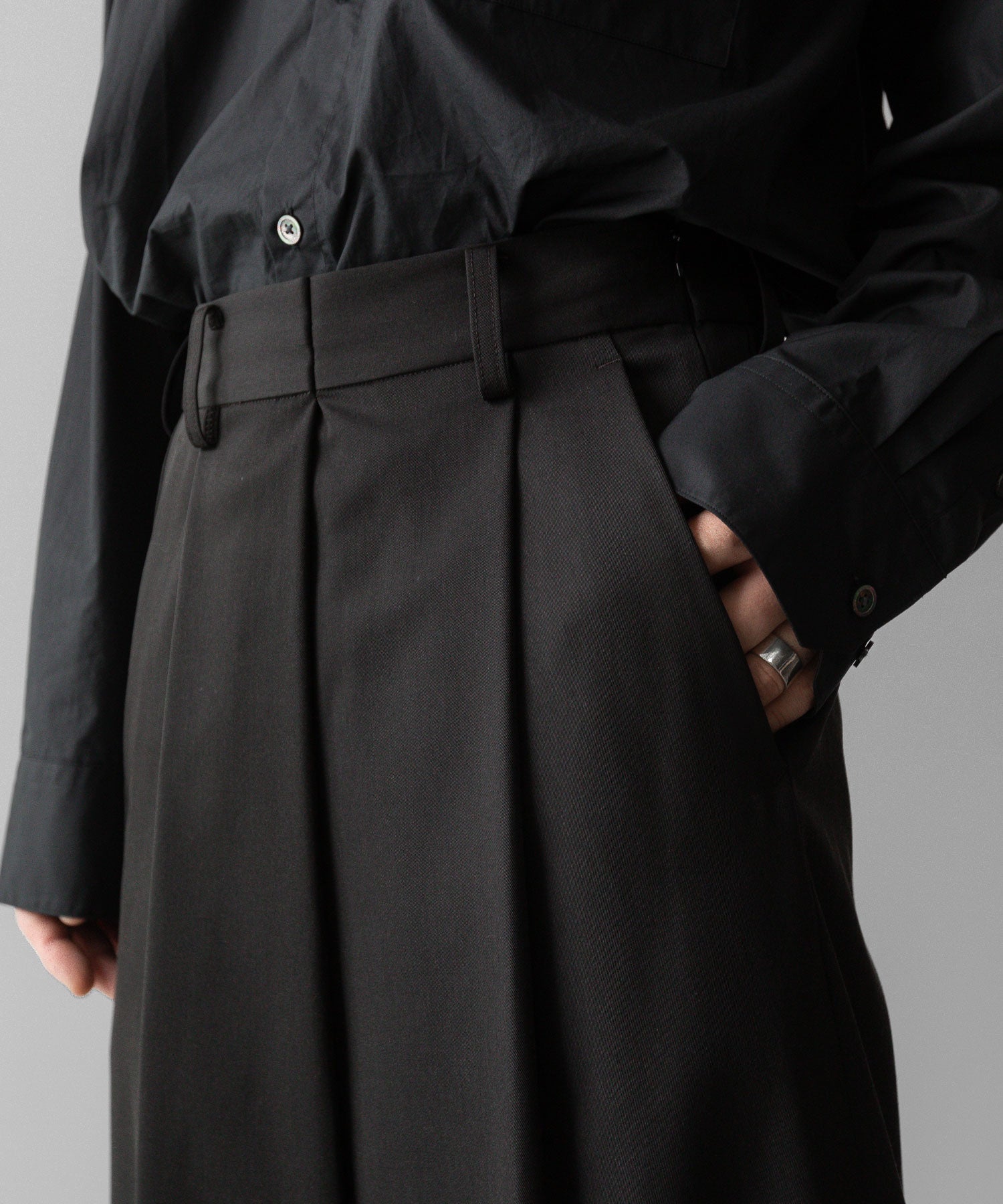 ssstein(シュタイン)の24AWコレクション OVERTUCKED EXTRA WIDE TROUSERS - DARK CHARCOAL 公式通販サイトsession福岡セレクトショップ