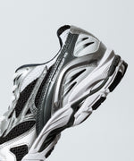画像をギャラリービューアに読み込む, MIZUNO-ミズノのWAVE RIDER 10のWHITE×SILVER×BLACK公式通販サイトsession福岡セレクトショップ

