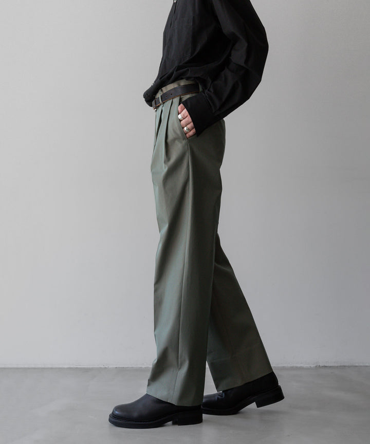 【INTÉRIM】GIZA GABARDINE 2-TUCK STRAIGHT SLACKS - OLIVE