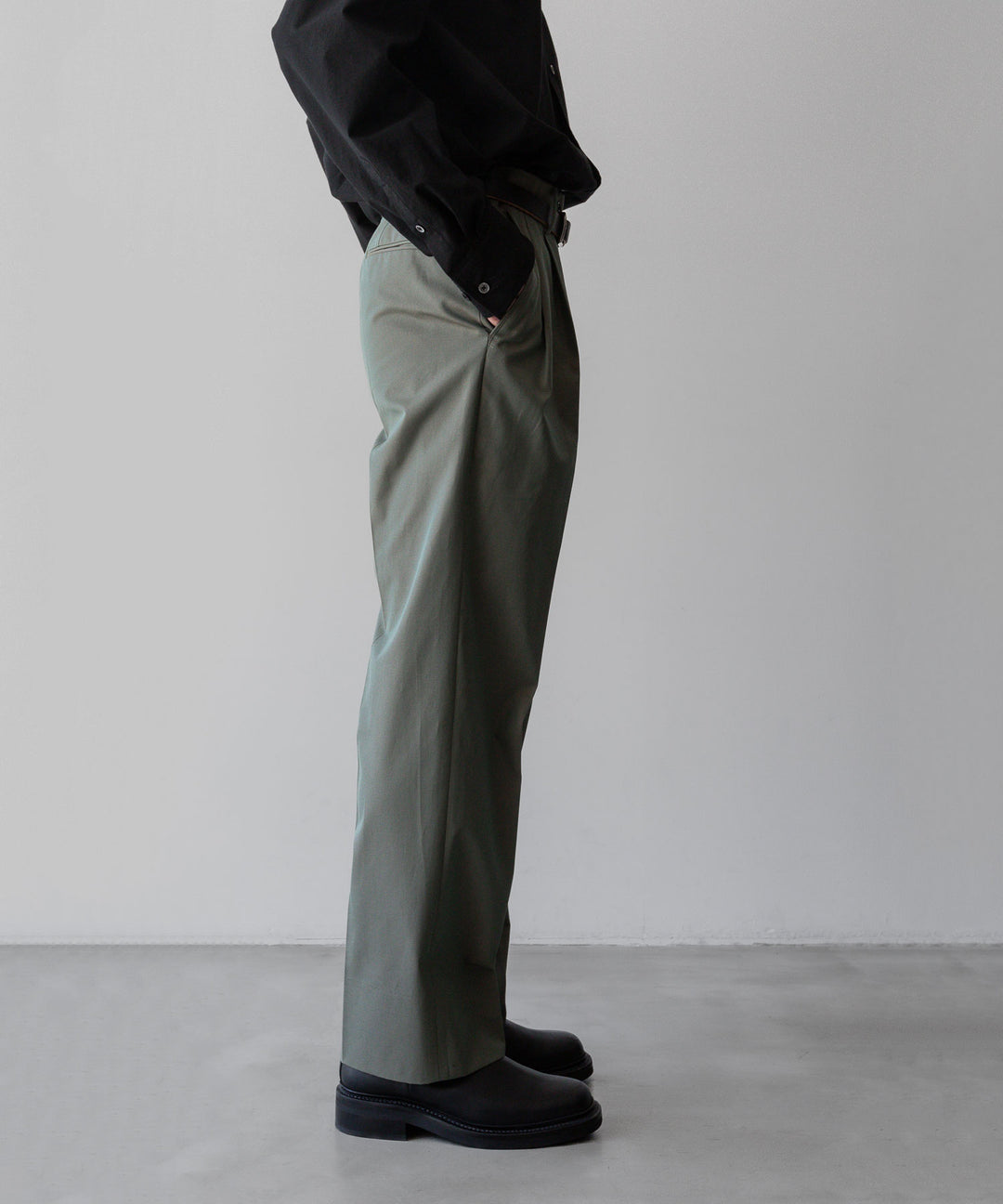 【INTÉRIM】GIZA GABARDINE 2-TUCK STRAIGHT SLACKS - OLIVE