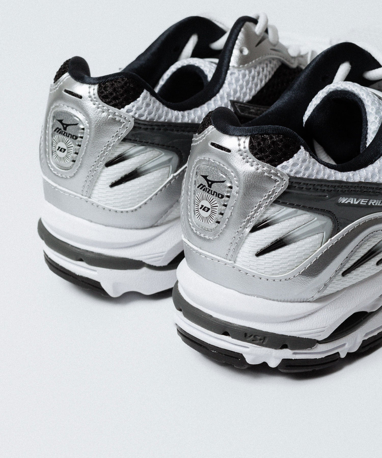 MIZUNO-ミズノのWAVE RIDER 10のWHITE×SILVER×BLACK公式通販サイトsession福岡セレクトショップ