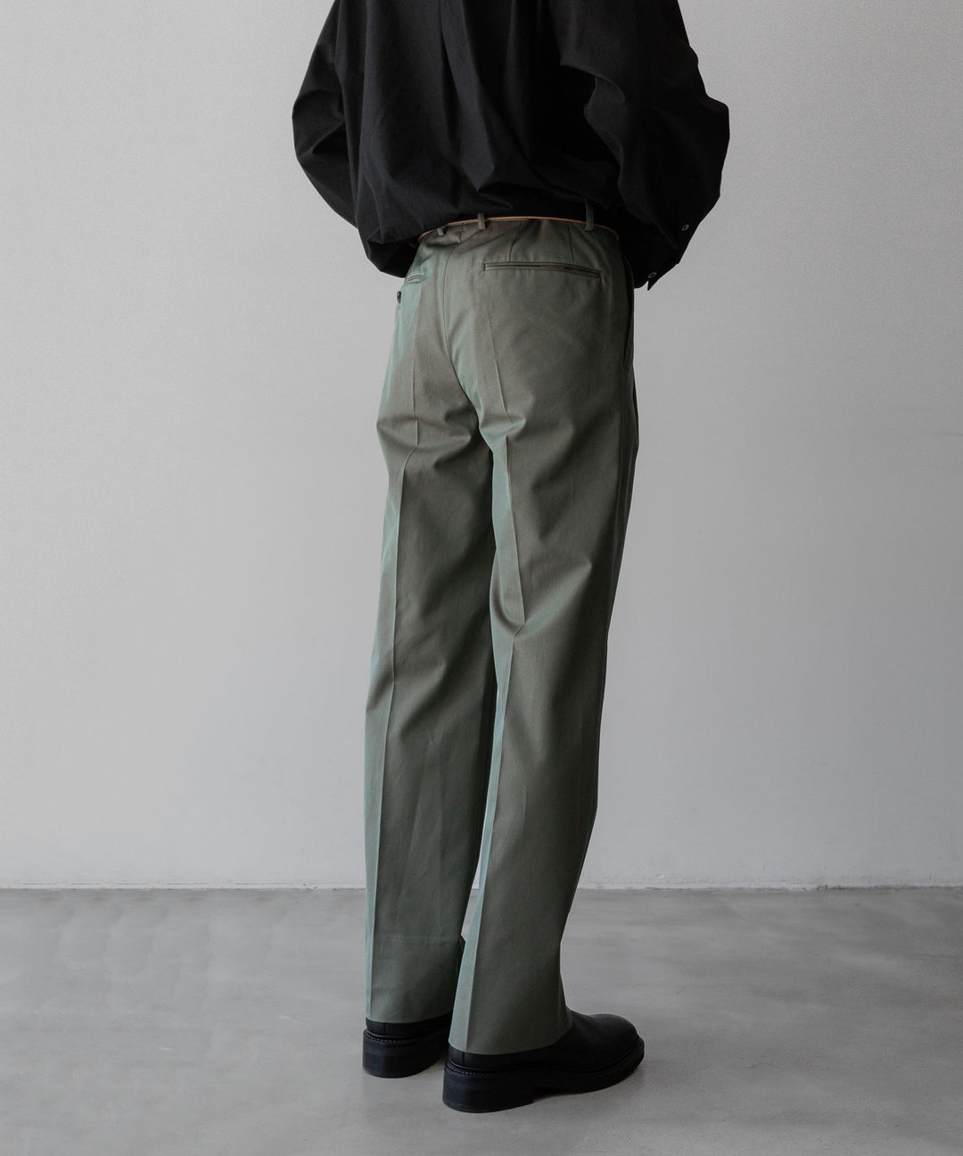 【INTÉRIM】GIZA GABARDINE 2-TUCK STRAIGHT SLACKS - OLIVE