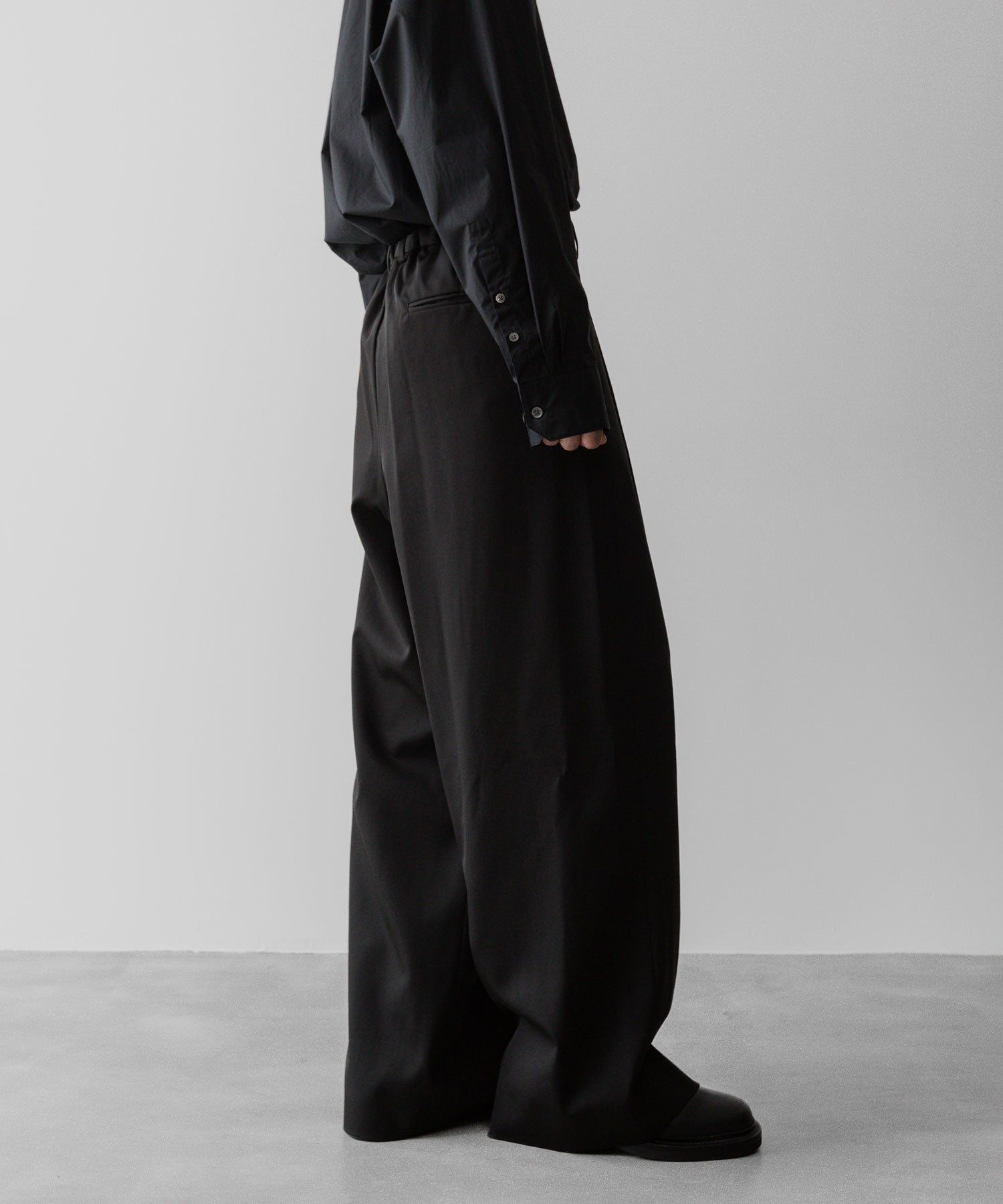 ssstein(シュタイン)の24AWコレクション OVERTUCKED EXTRA WIDE TROUSERS - DARK CHARCOAL 公式通販サイトsession福岡セレクトショップ