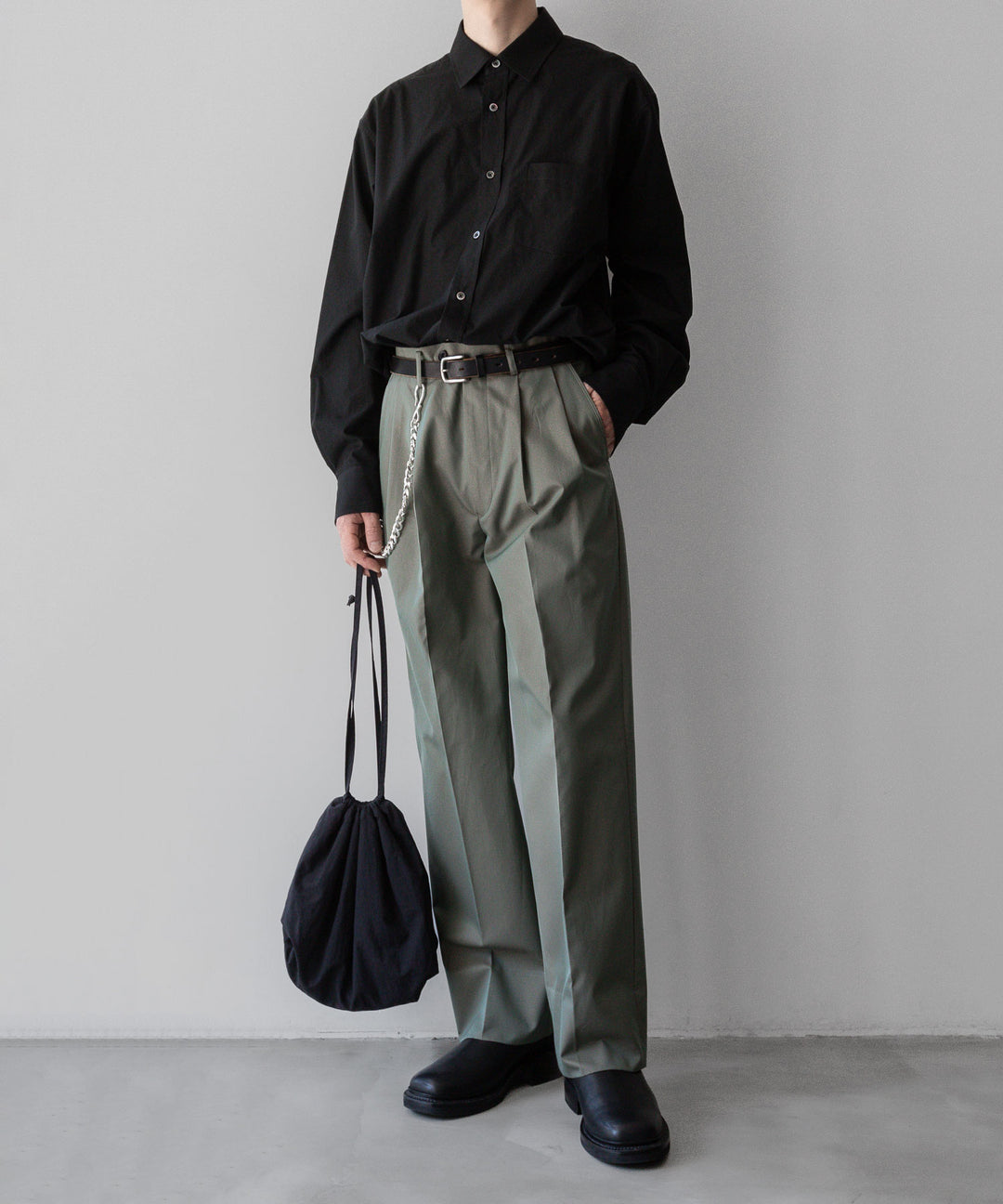 【INTÉRIM】GIZA GABARDINE 2-TUCK STRAIGHT SLACKS - OLIVE