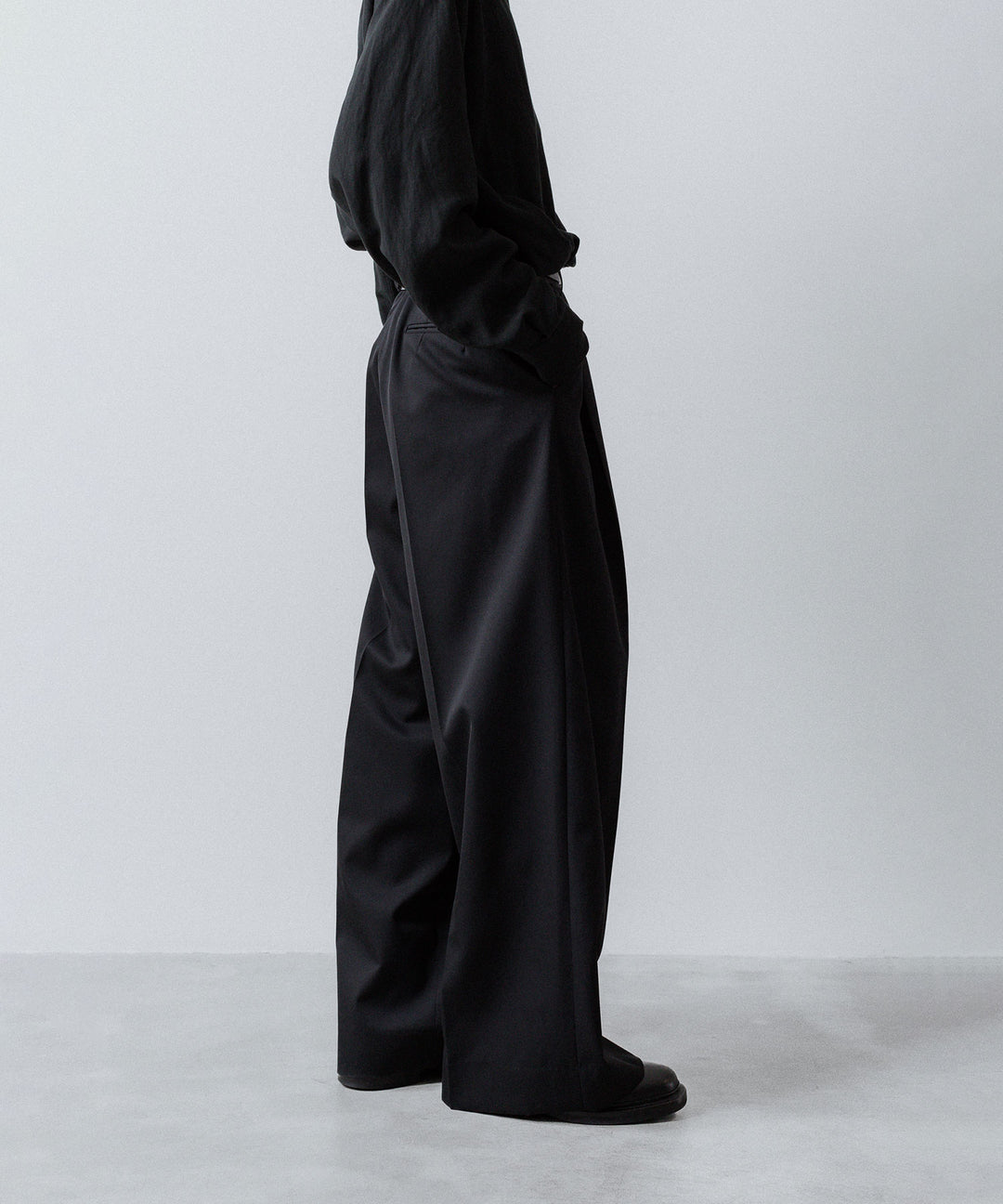 ssstein(シュタイン)のEXTRA WIDE TROUSERS (2/90 WOOL GABARDINE) - BLACKの公式通販サイトsession福岡セレクトショップ