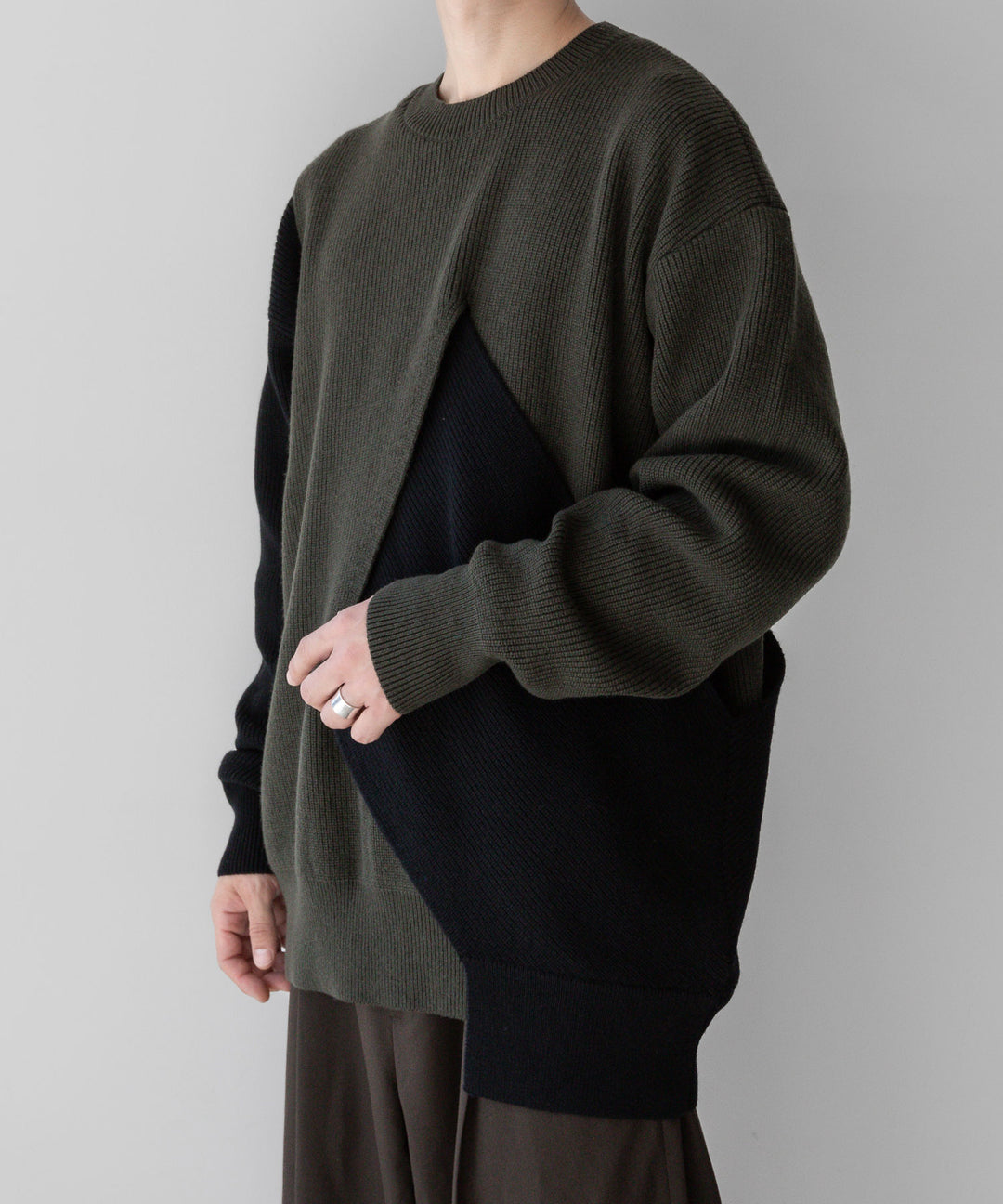 stein(シュタイン)の23AWコレクションCROSSOVER KNIT LSのMILITARY KHAKI × BLACK