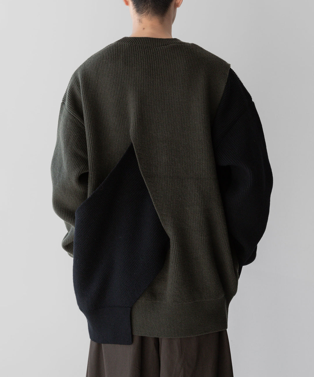 stein(シュタイン)の23AWコレクションCROSSOVER KNIT LSのMILITARY KHAKI × BLACK