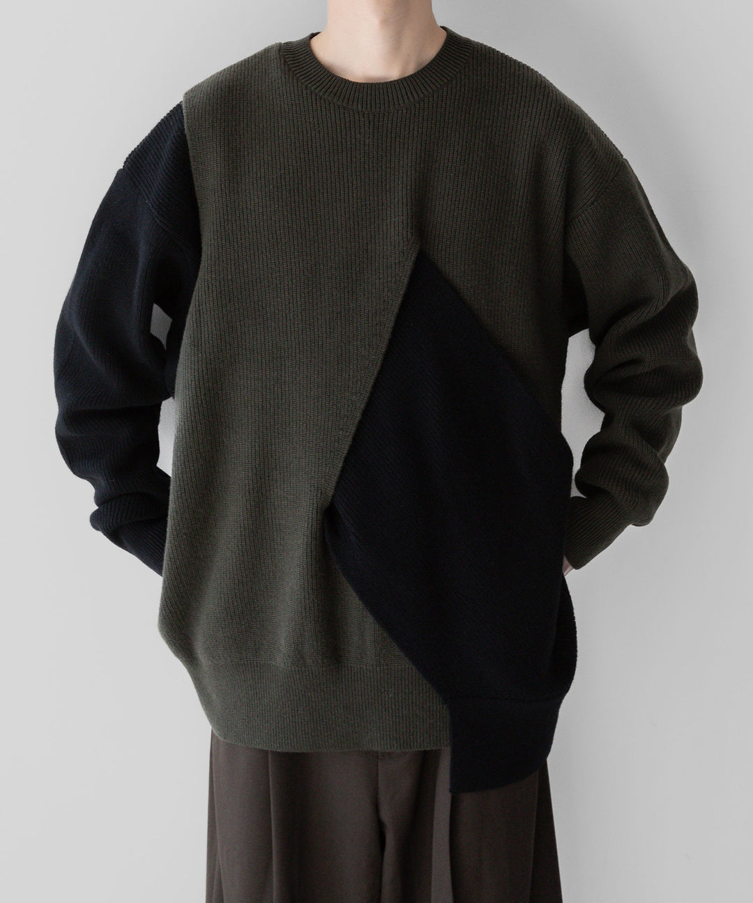 stein(シュタイン)の23AWコレクションCROSSOVER KNIT LSのMILITARY KHAKI × BLACK
